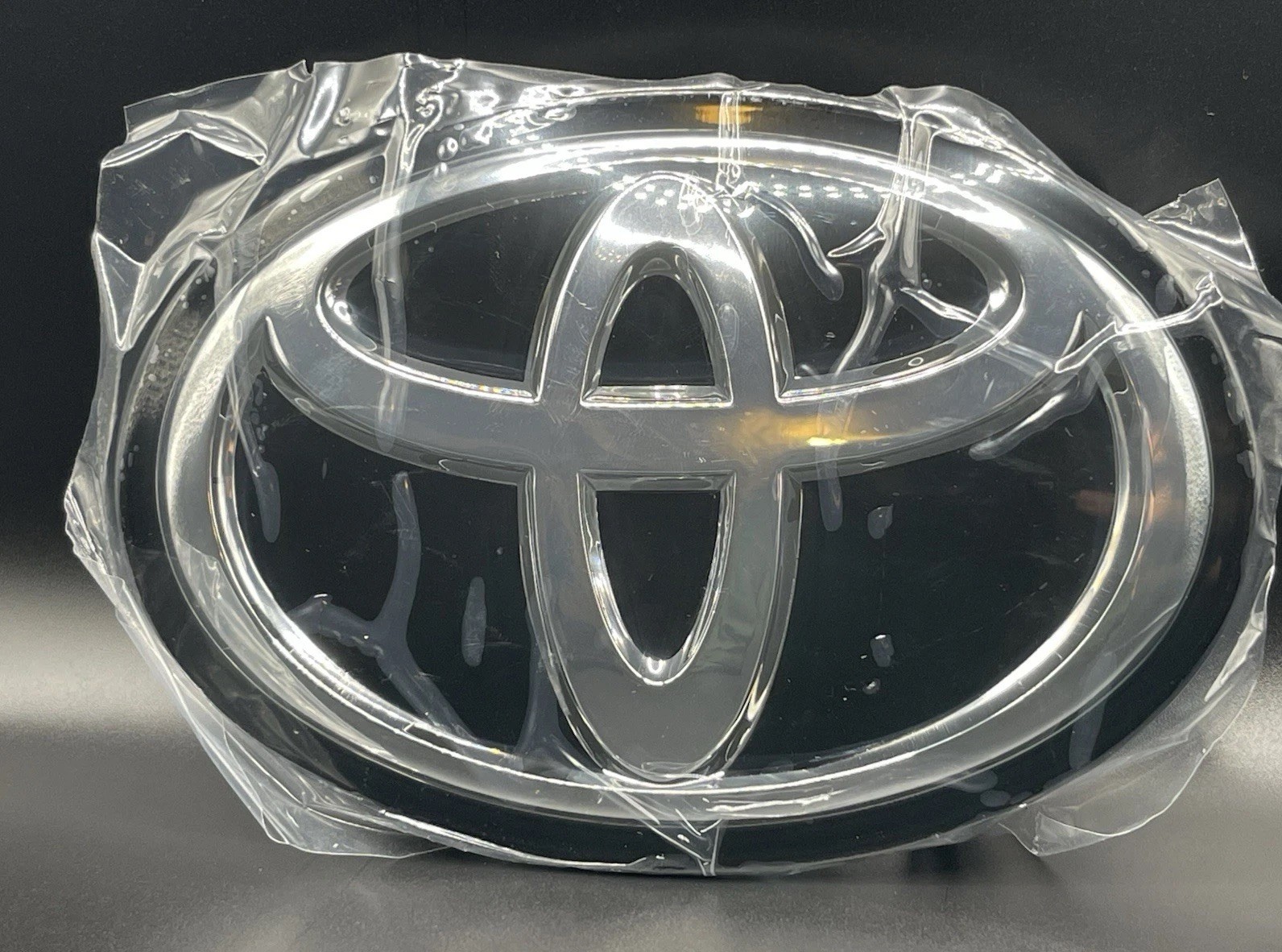 🔥Toyota RAV4 2016-2018 Front Grille Emblem Compatible With Radar 53141-42021