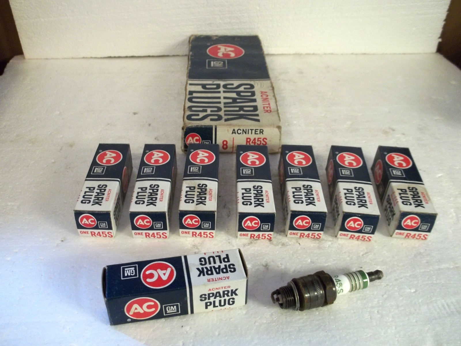 (8) Vintage NOS AC GM ACNITER Spark Plugs R45S GM # 5612028 -Green Stripe (8) Vintage NOS AC GM ACNITER Spark Plugs R45S GM # 5612028 -Green Stripe