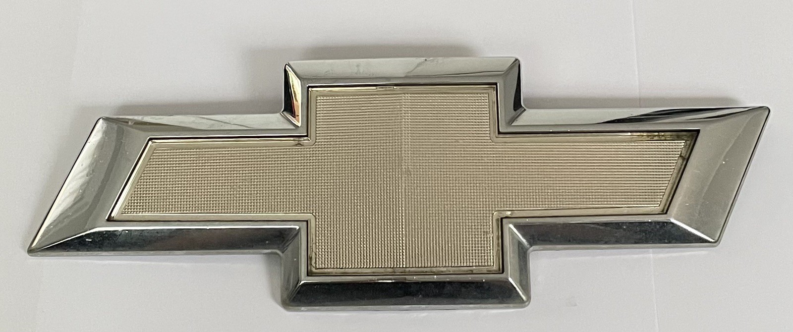 2013-2016 Chevrolet Sonic Front Emblem Bowtie OEM 95474511 2013-2016 Chevrolet Sonic Front Emblem Bowtie OEM 95474511