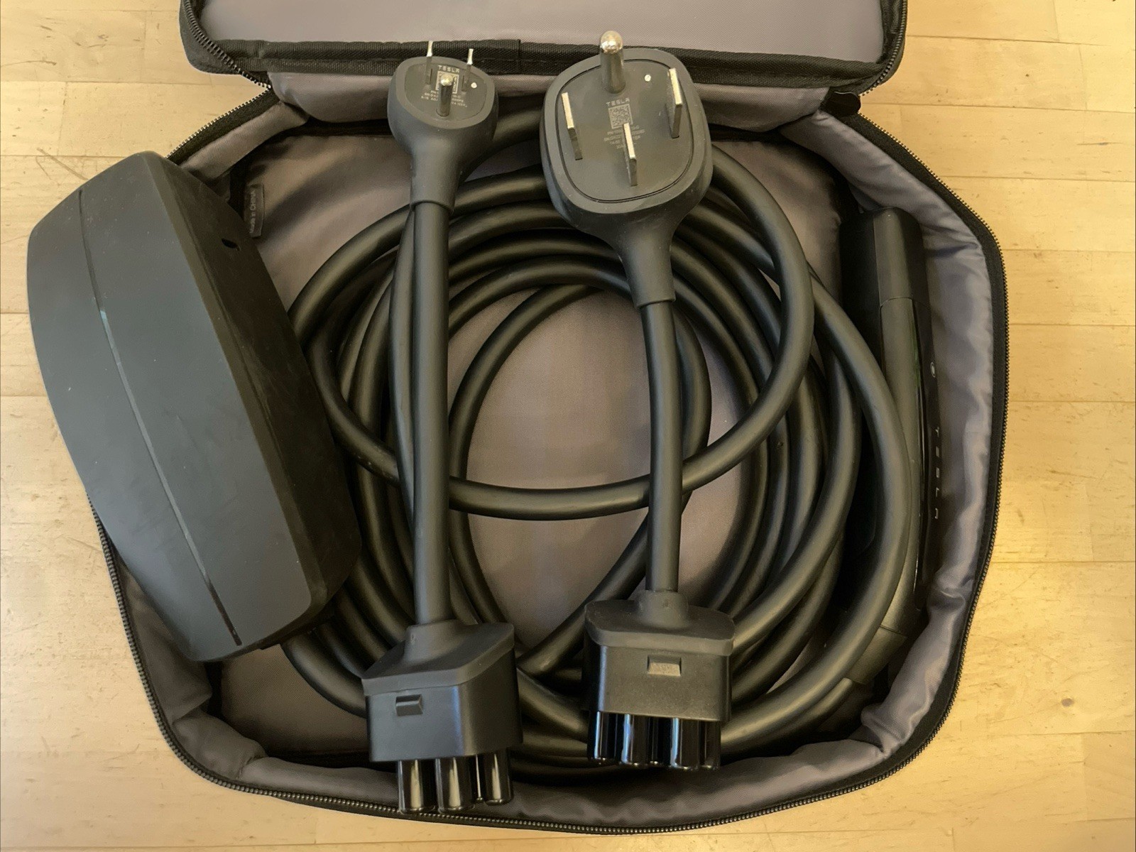 Tesla Gen3 Cybertruck charger mobile connector power share V2L capable 120v 240V Tesla Gen3 Cybertruck charger mobile connector power share V2L capable 120v 240V