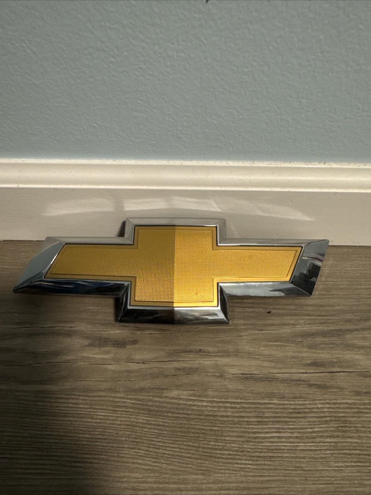 CHEVROLET TRAVERSE FRONT GRILLE GOLD EMBLEM OEM CHEVROLET TRAVERSE FRONT GRILLE GOLD EMBLEM OEM