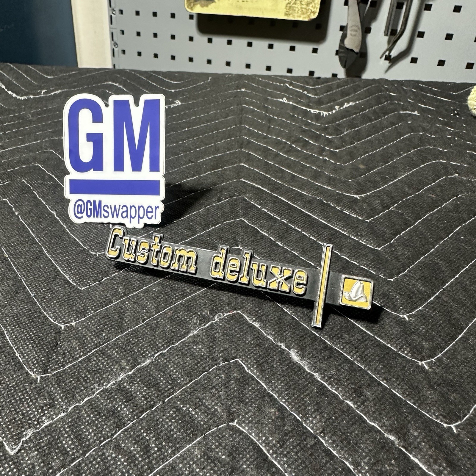1973-1974 Squarebody Chevy C10 K10 C/K Truck CUSTOM DELUXE DASH EMBLEM 326955 GM
