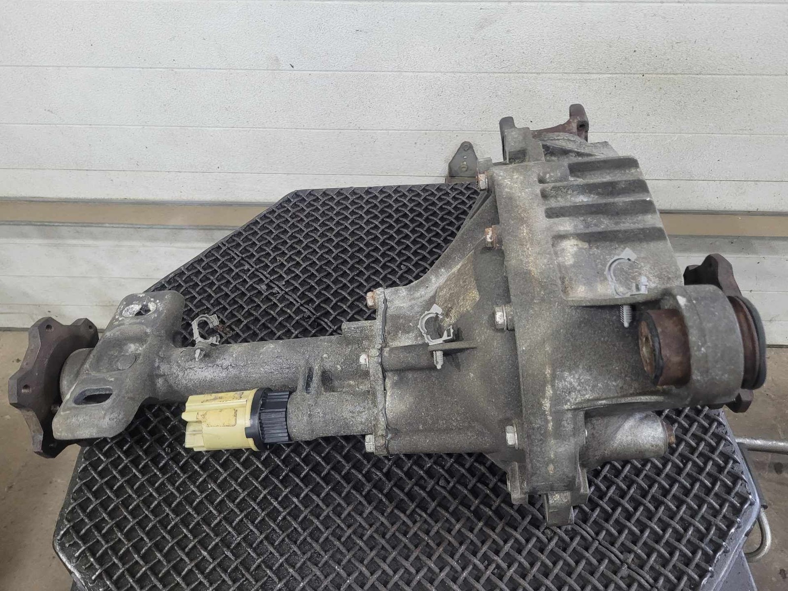 00-06 Chevrolet Suburban 4.10 Ratio Front Axle Differential Carrier Tested 140k