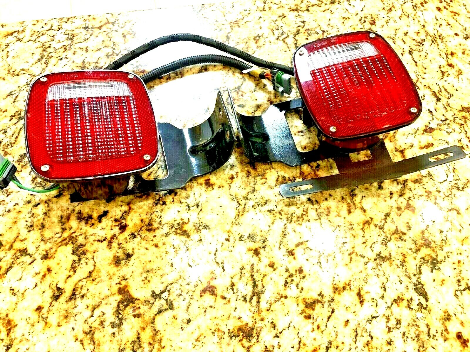 GROTE 5370 5371 TRUCK LEFT/RIGHT TAIL LIGHTS DUMP TRUCK TRAILER FORD NAVISTAR GROTE 5370 5371 TRUCK LEFT/RIGHT TAIL LIGHTS DUMP TRUCK TRAILER FORD NAVISTAR