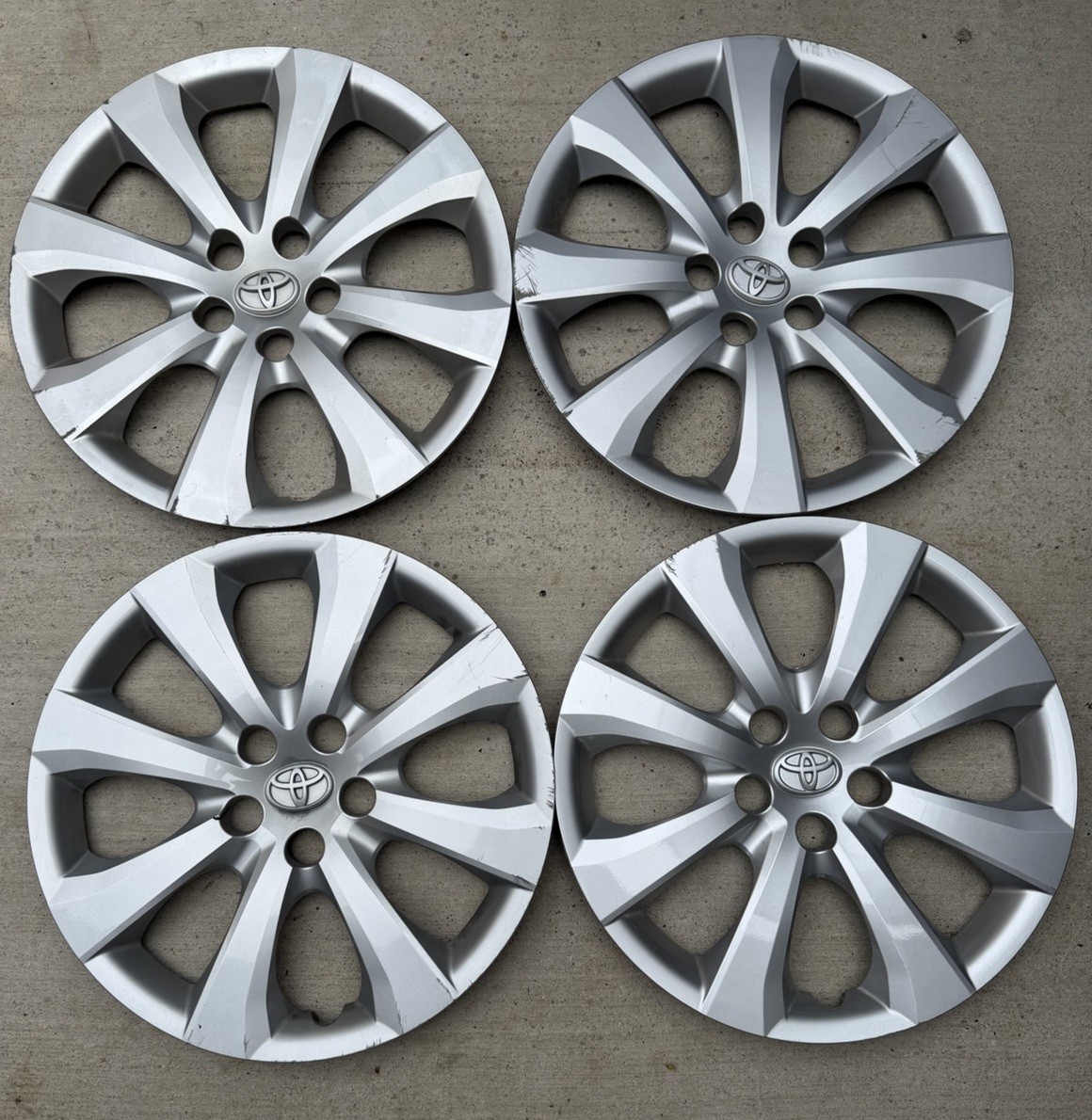 TOYOTA COROLLA HUBCAPS WHEEL COVERS SET OF 4 2014-2024 FACTORY ORIGINALS BOX 3 TOYOTA COROLLA HUBCAPS WHEEL COVERS SET OF 4 2014-2024 FACTORY ORIGINALS BOX 3