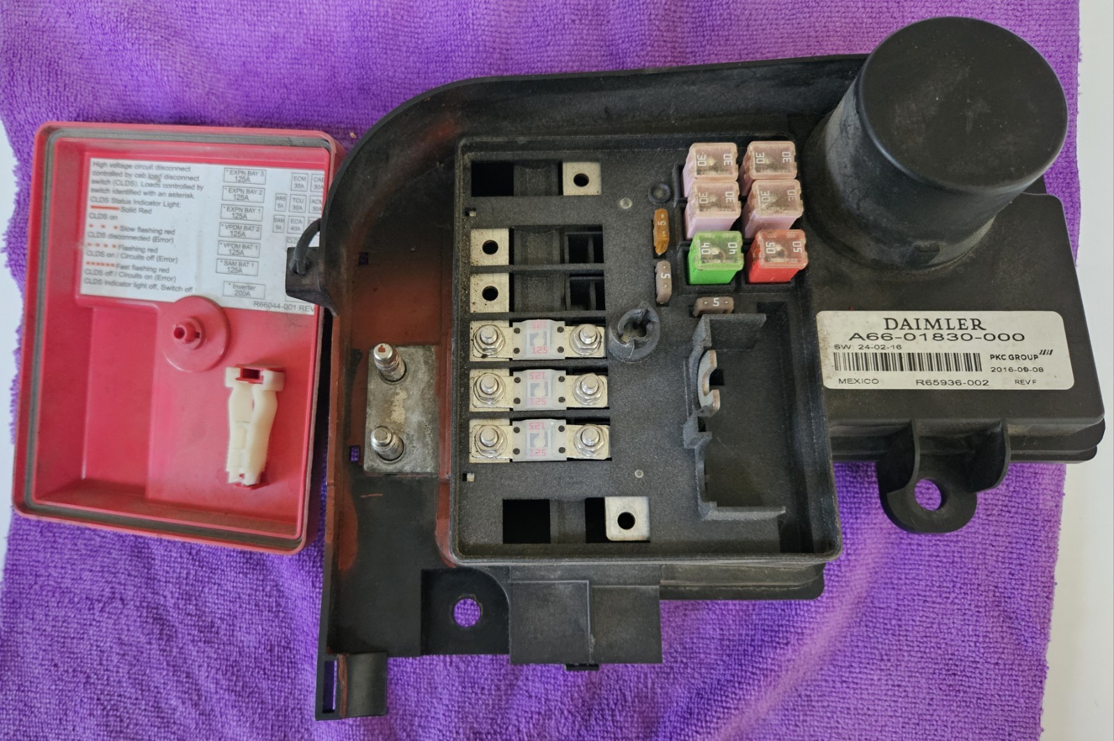A66-01830-000 FREIGHTLINER Cab Control Module Power Distribution Fuse Box