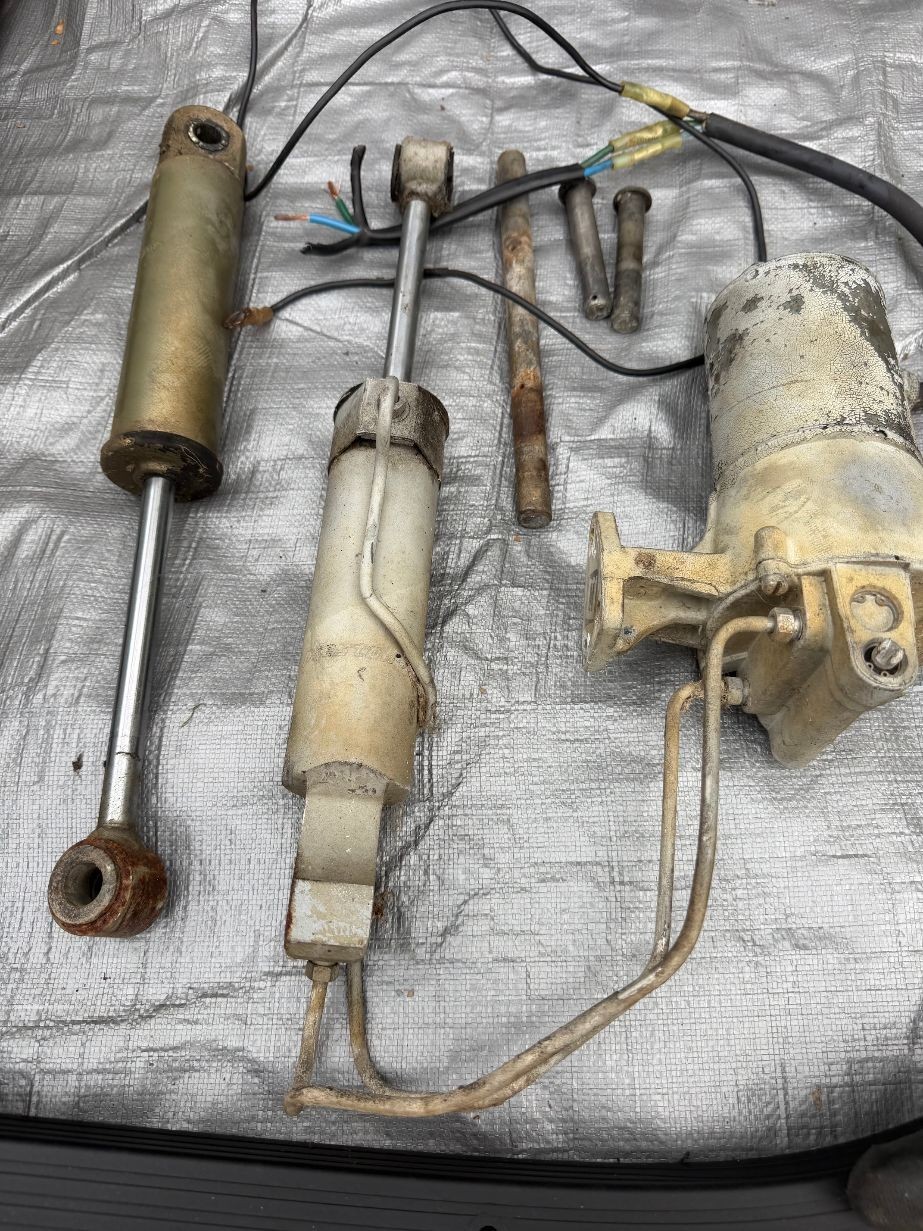 1977 Johnson Evinrude 85 HP Power Trim & Tilt Assembly V4 TESTED & WORKING
