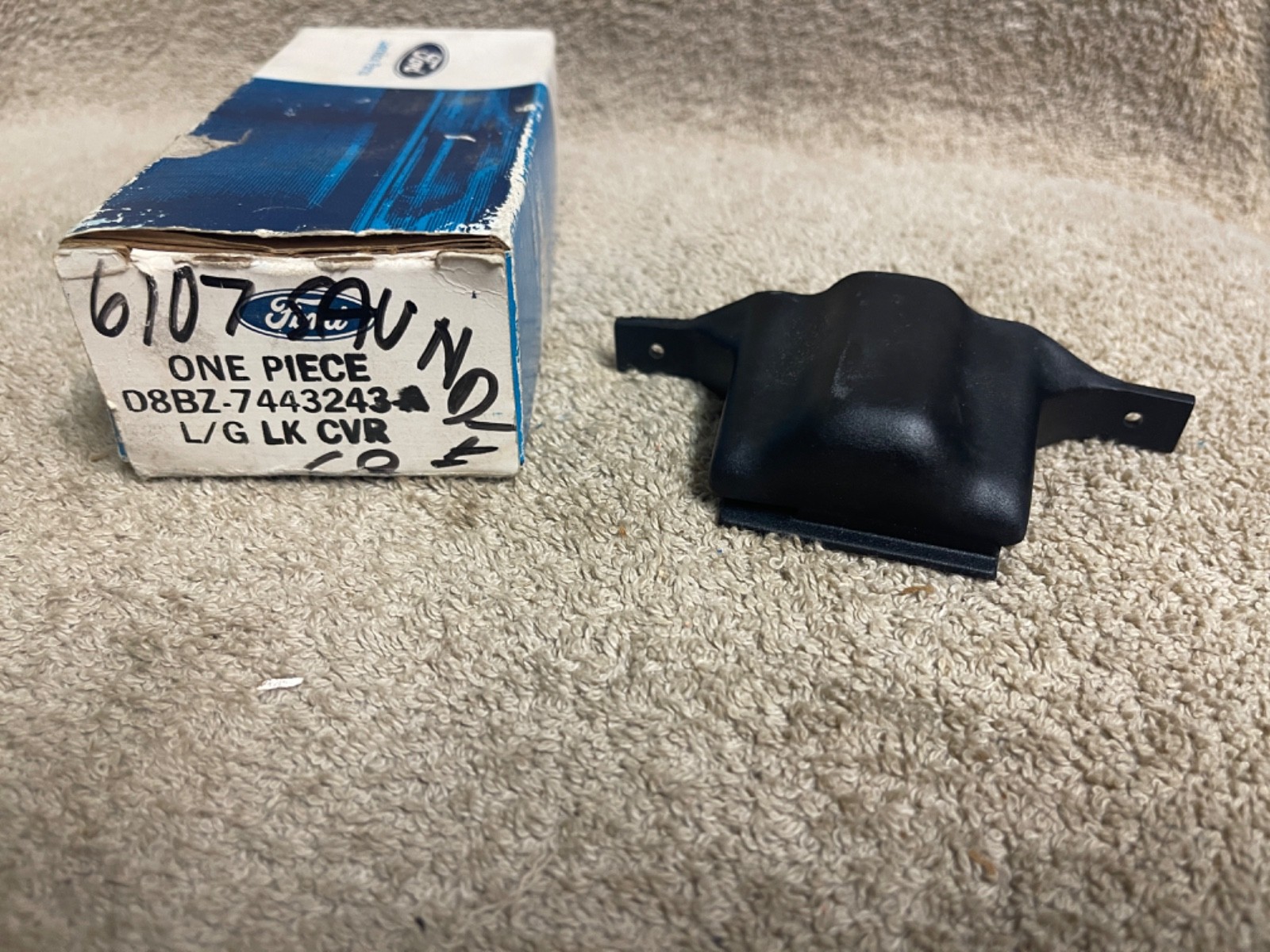 NOS FORD D8BZ-7443243-A 1979-82 FAIRMONT ZEPHYR WINDOW LATCH BLACK COVER NOS FORD D8BZ-7443243-A 1979-82 FAIRMONT ZEPHYR WINDOW LATCH BLACK COVER