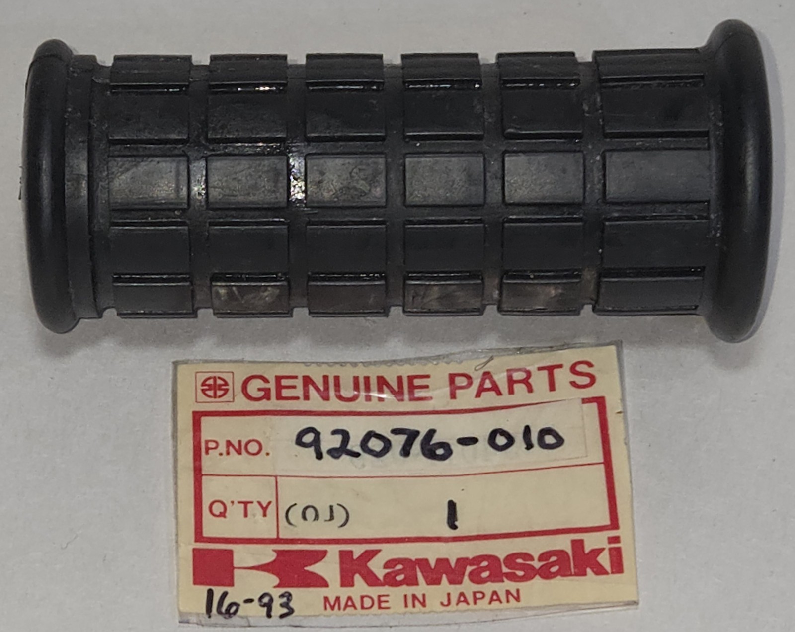 NOS Genuine Kawasaki W2 650 A1 250 A7 350 F3 Foot Peg Rest Rubber OEM 92076-010