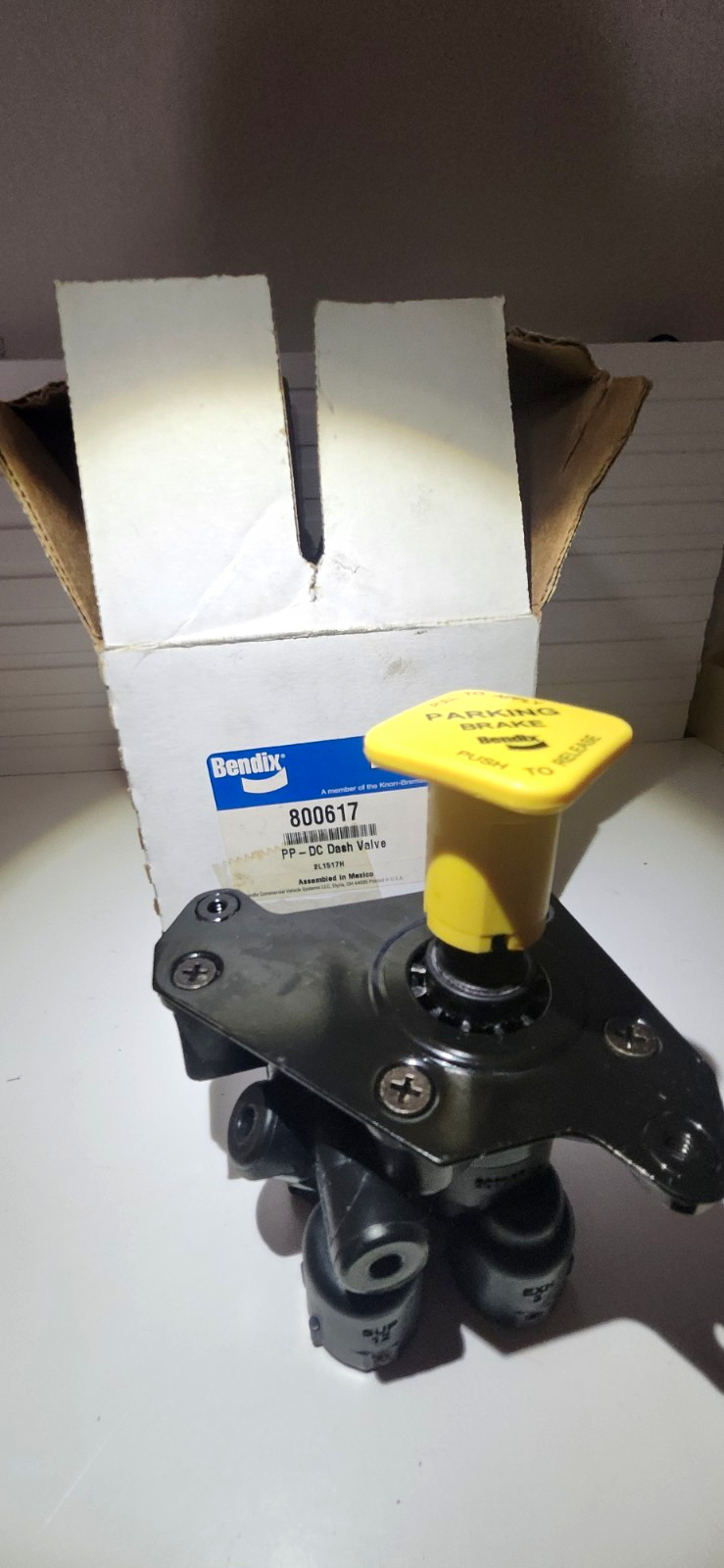 BENDIX 800617 Pp DC Park Control Double Check Valve New. PUSH BUTTON