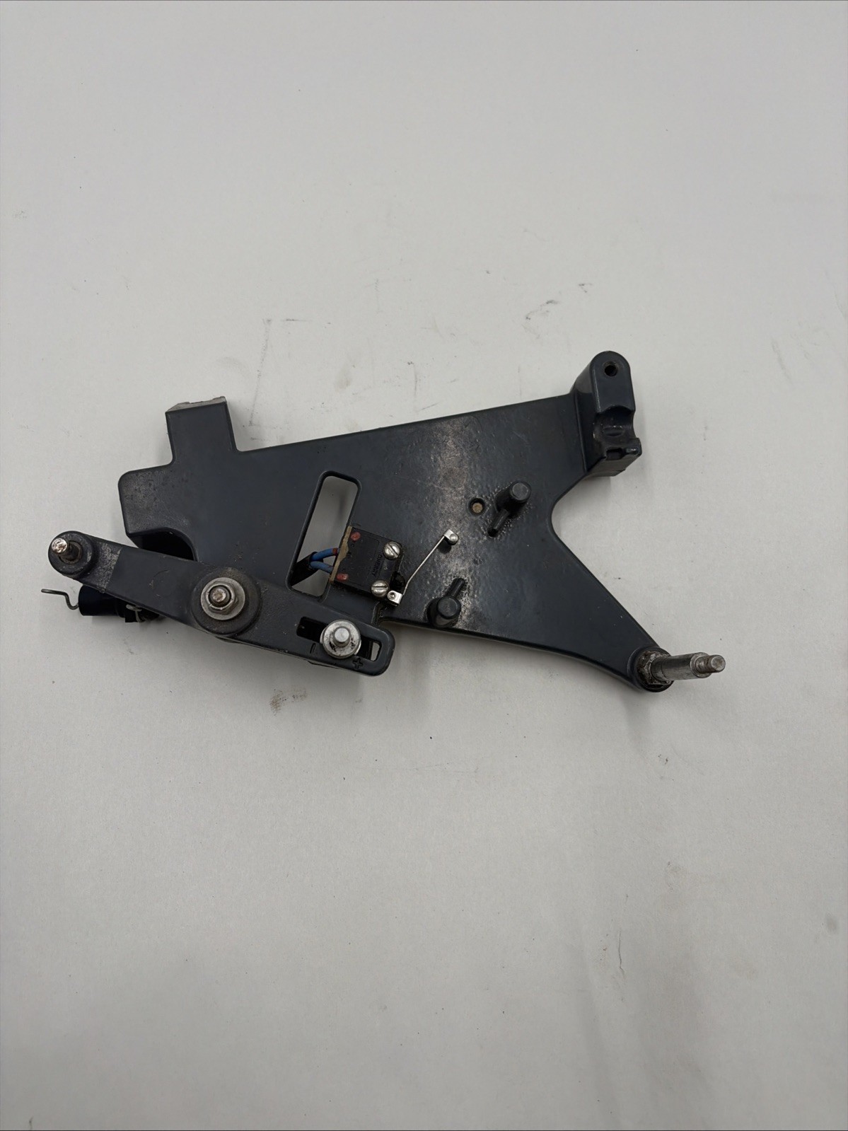 OMC OEM 915839 Shirt Assist Bracket Interrupt Switch 0987602 4.3 5.7 5.8 1992-93