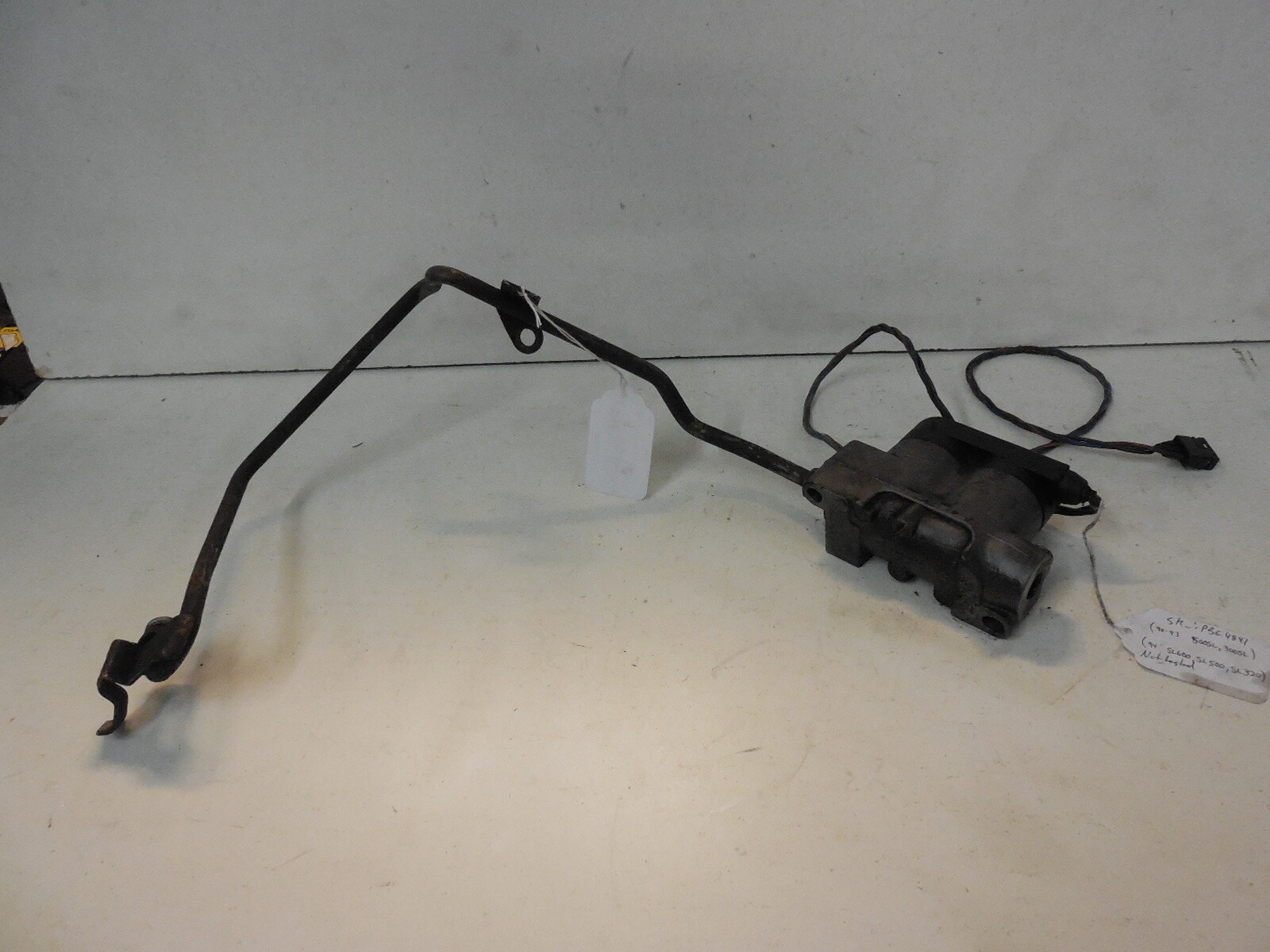 1990-95 Mercedes Front Left Hydraulic Suspension Accumulator Electrical Valve 1990-95 Mercedes Front Left Hydraulic Suspension Accumulator Electrical Valve