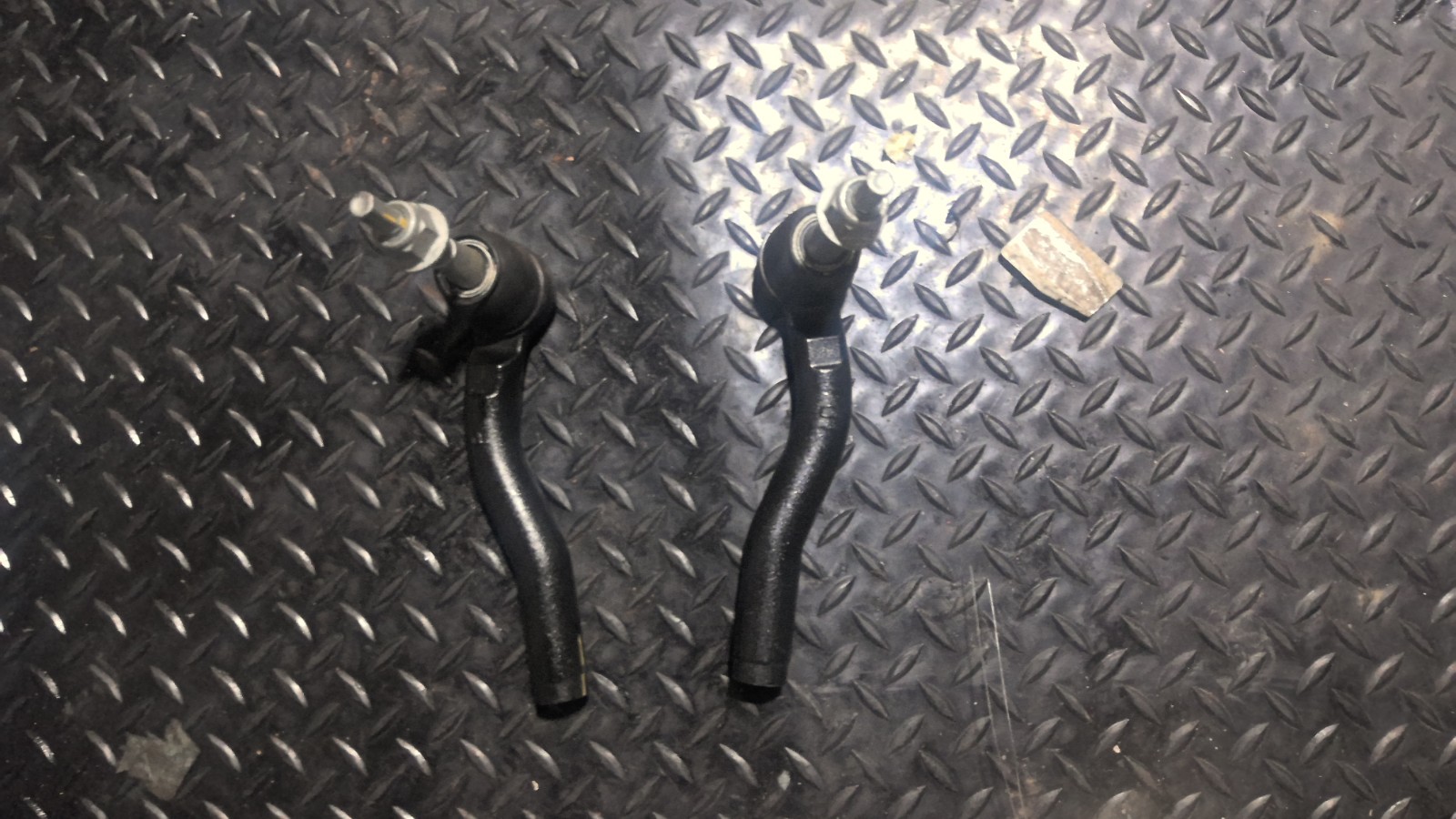 2021-2025 CHEVY Silverado, Tahoe, yukon  OUTER TIE ROD END - set 84179763 OEM