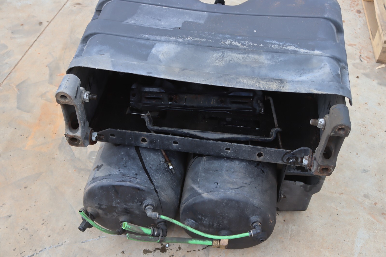 2008-2017 FREIGHTLINER CASCADIA 125 DD15 BATTERY BOX W/ TWO AIR TANK OEM