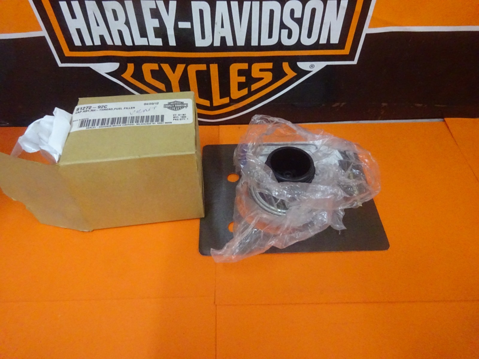 Harley BT\'s XL\'S NOS OEM 61272-92C VENTED RH THREADED FUEL FILLER GAS CAP ASSB