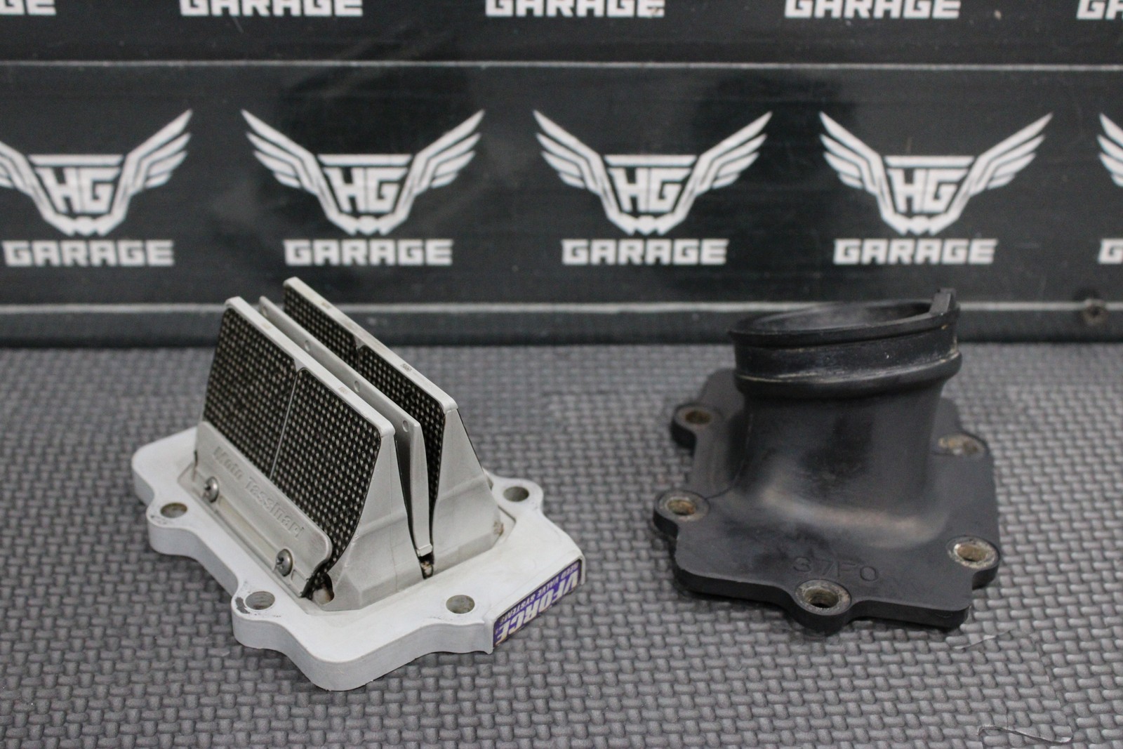 2001 SUZUKI 01-02 RM250 OEM INTAKE REED BLOCK ASSEMBLY 13110-37F00