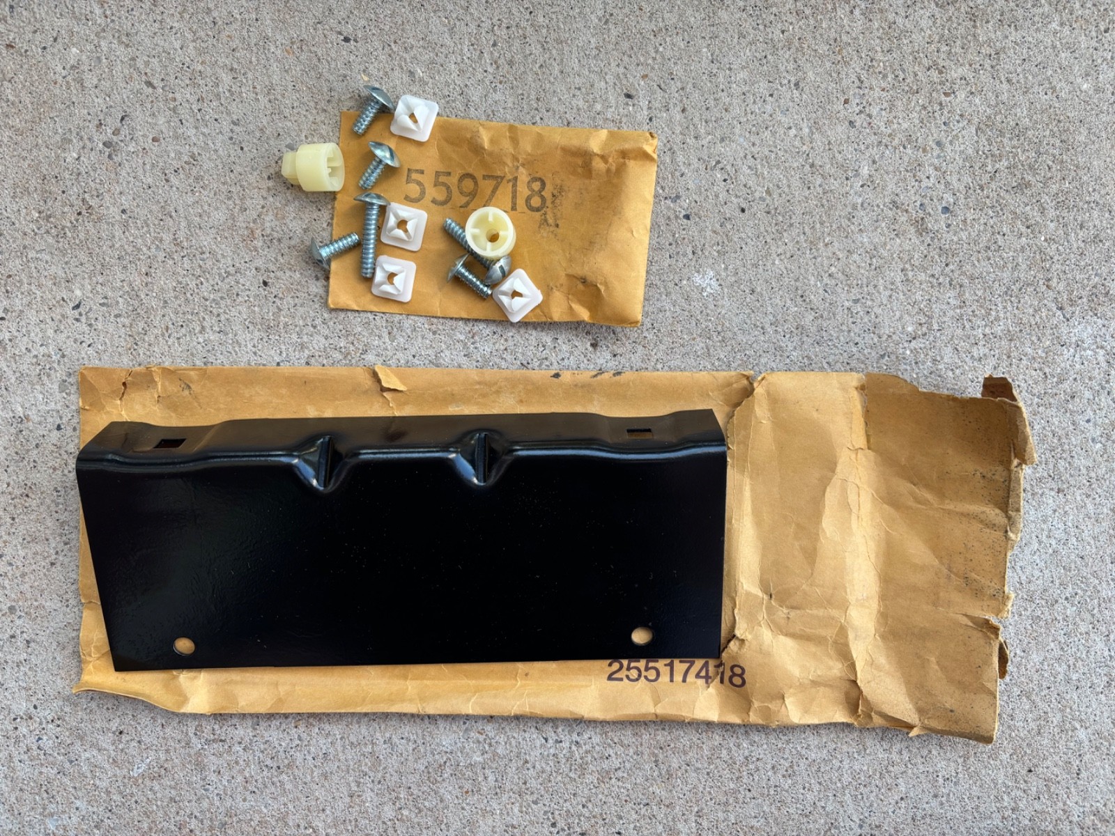 NOS 1986 1987 BUICK GRAND NATIONAL & GNX FRONT LICENSE PLATE BRACKET & FASTENERS NOS 1986 1987 BUICK GRAND NATIONAL & GNX FRONT LICENSE PLATE BRACKET & FASTENERS