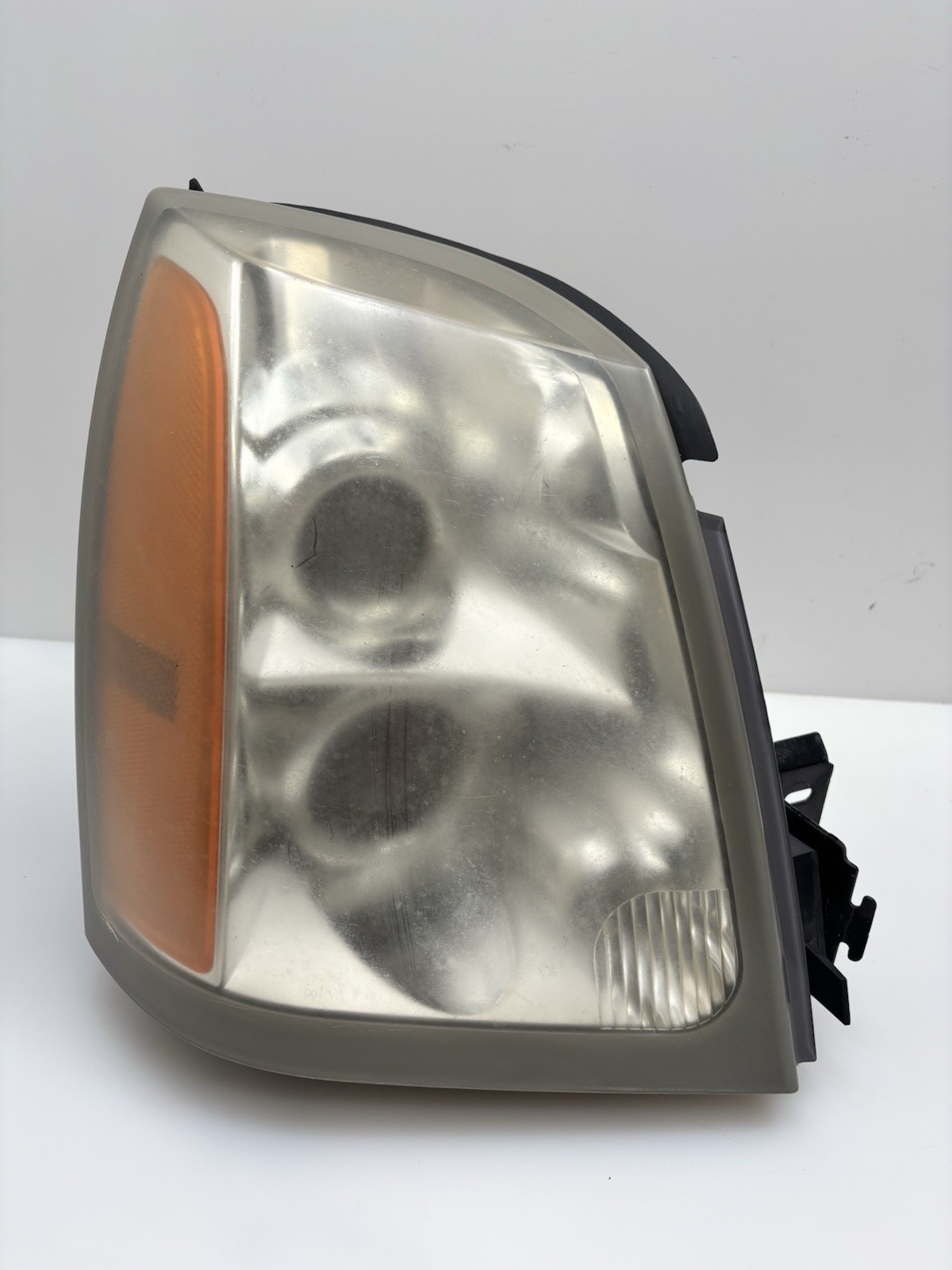 2004 - 2009 Cadillac SRX RIGHT Passenger Side Headlight OEM USED 2004 - 2009 Cadillac SRX RIGHT Passenger Side Headlight OEM USED