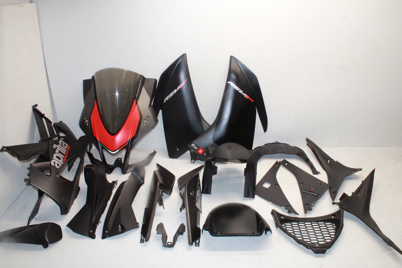 2018 16-20 APRILIA RSV4 RR OEM BLACK FAIRING SET COWLS COWLINGS KIT *SCRATCHES*