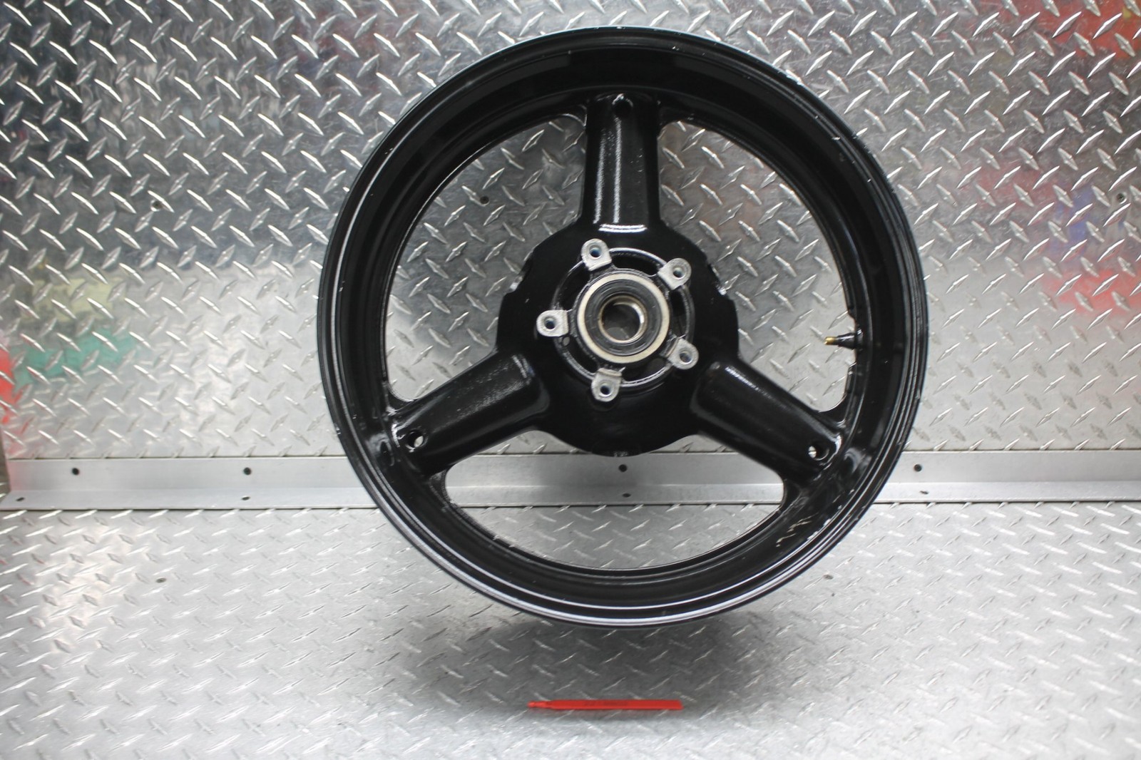 2005 SUZUKI HAYABUSA GSX1300R REAR WHEEL RIM J17M/CXMT6.00 54111-33E11-019