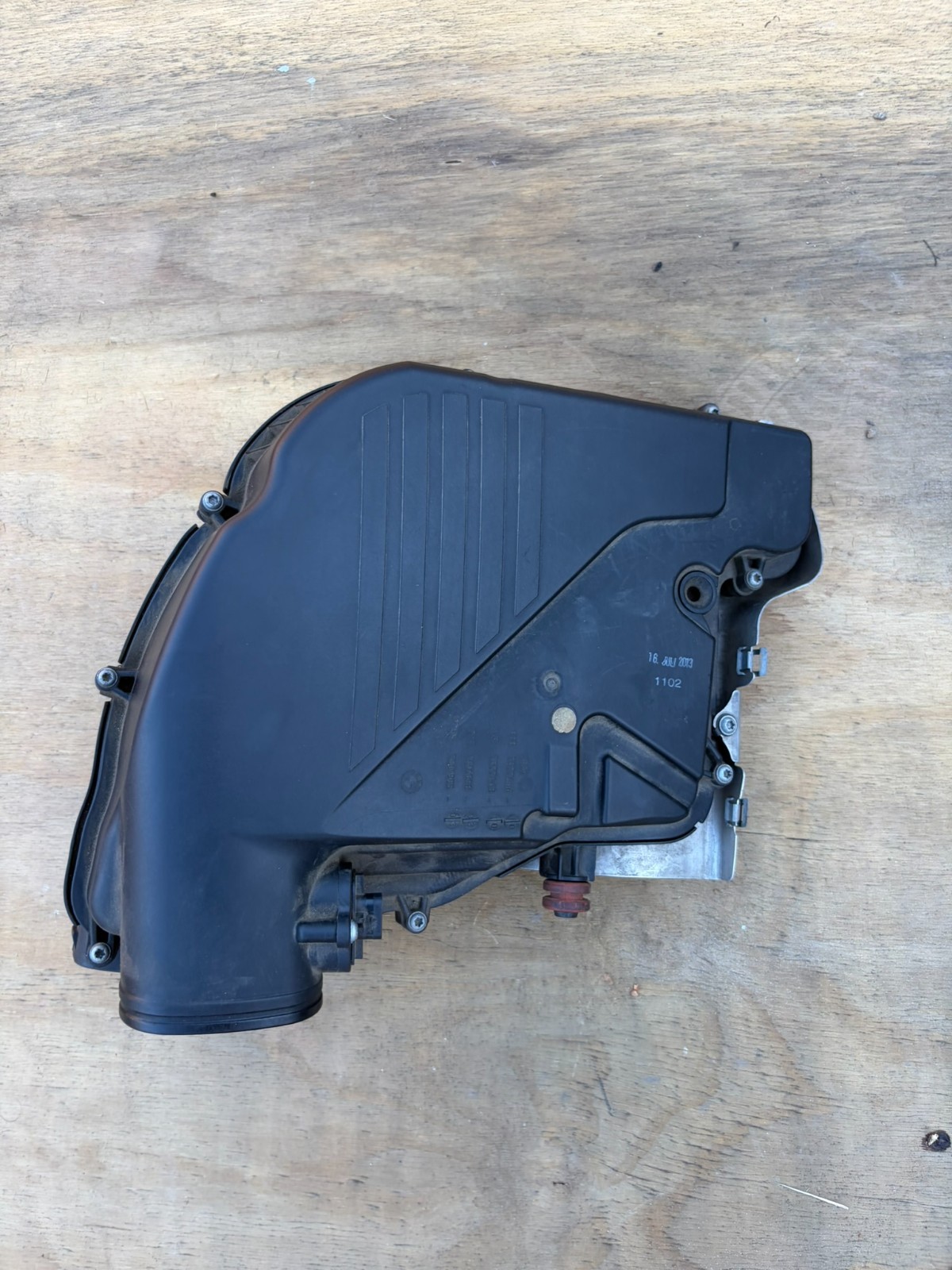 2009-2015 BMW 750i 750Li | Front Left Engine Air Filter Housing OEM 7577464 2009-2015 BMW 750i 750Li | Front Left Engine Air Filter Housing OEM 7577464