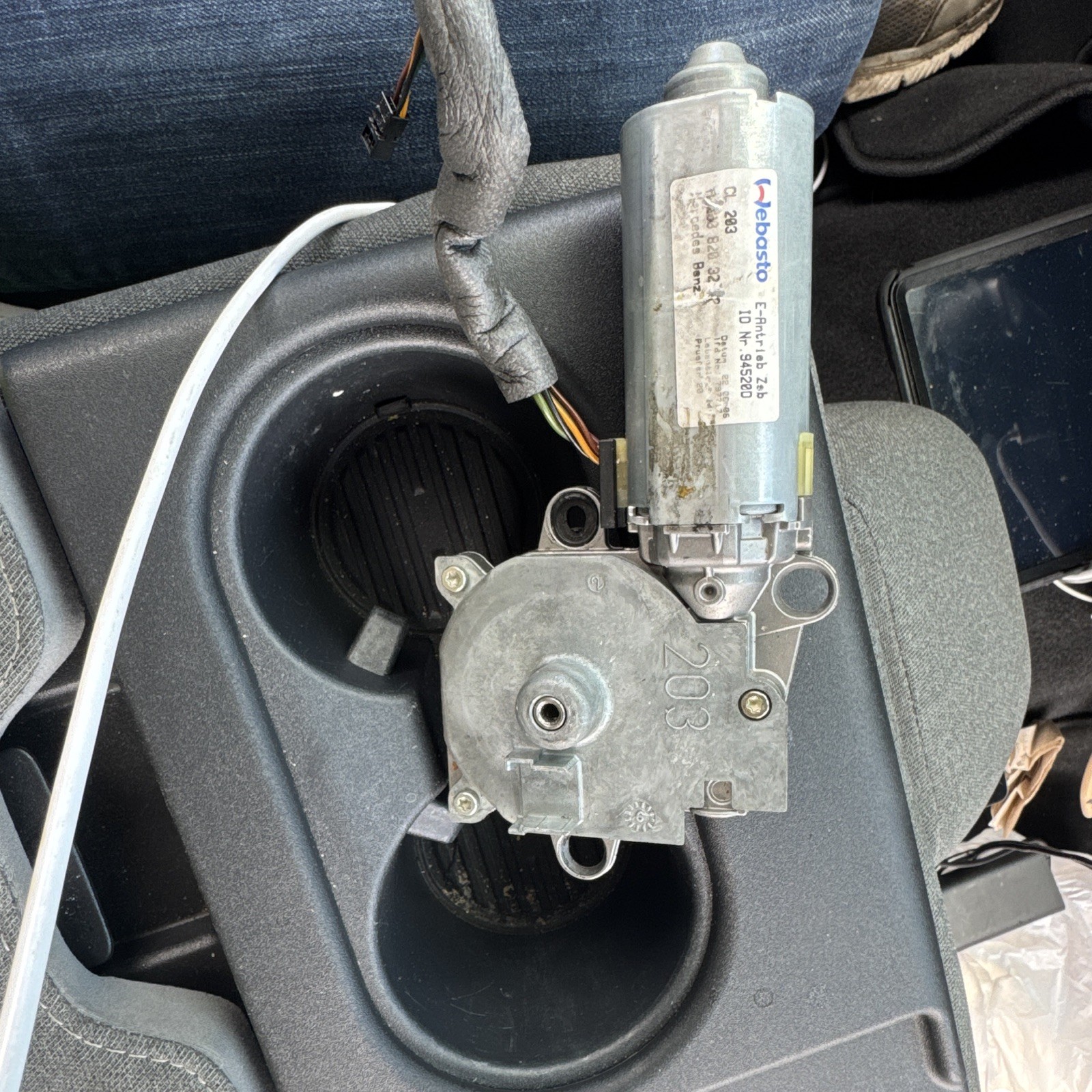 03-09 Mercedes-Benz C-Class W203 W211 Sedan Panaromic Sun Roof Motor A2038203242 03-09 Mercedes-Benz C-Class W203 W211 Sedan Panaromic Sun Roof Motor A2038203242