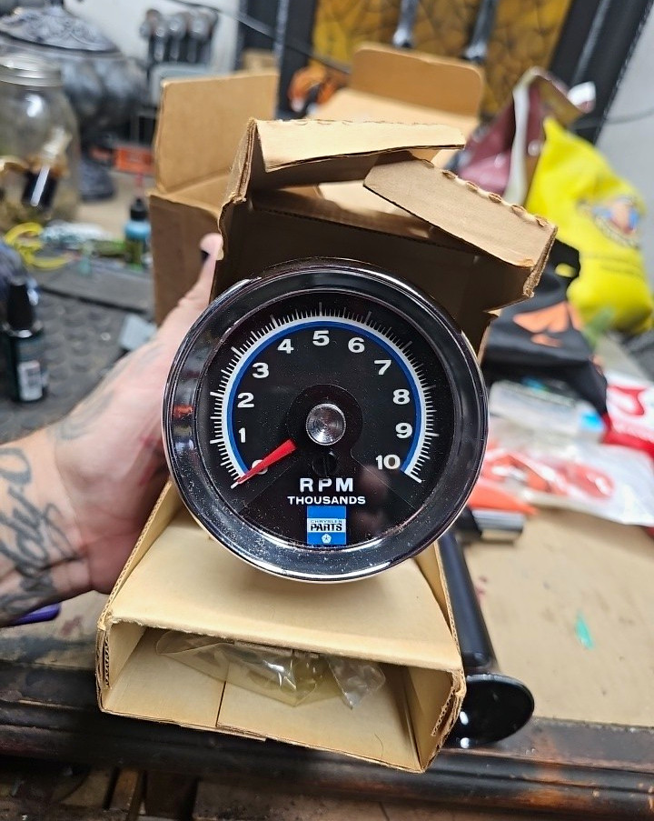 1970 1971 1972 1973 1974 Mopar Hustle Stuff Blue Line 10,000 RPM Tach 426 Hemi