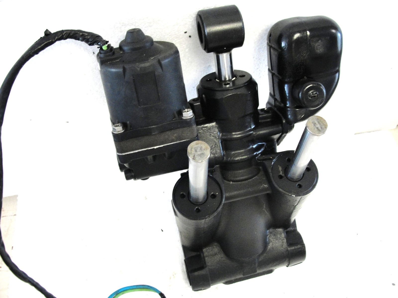 Evinrude / Johnson 115 150 175 200 225 hp Outboard Carb Ficht or Etec Trim Unit