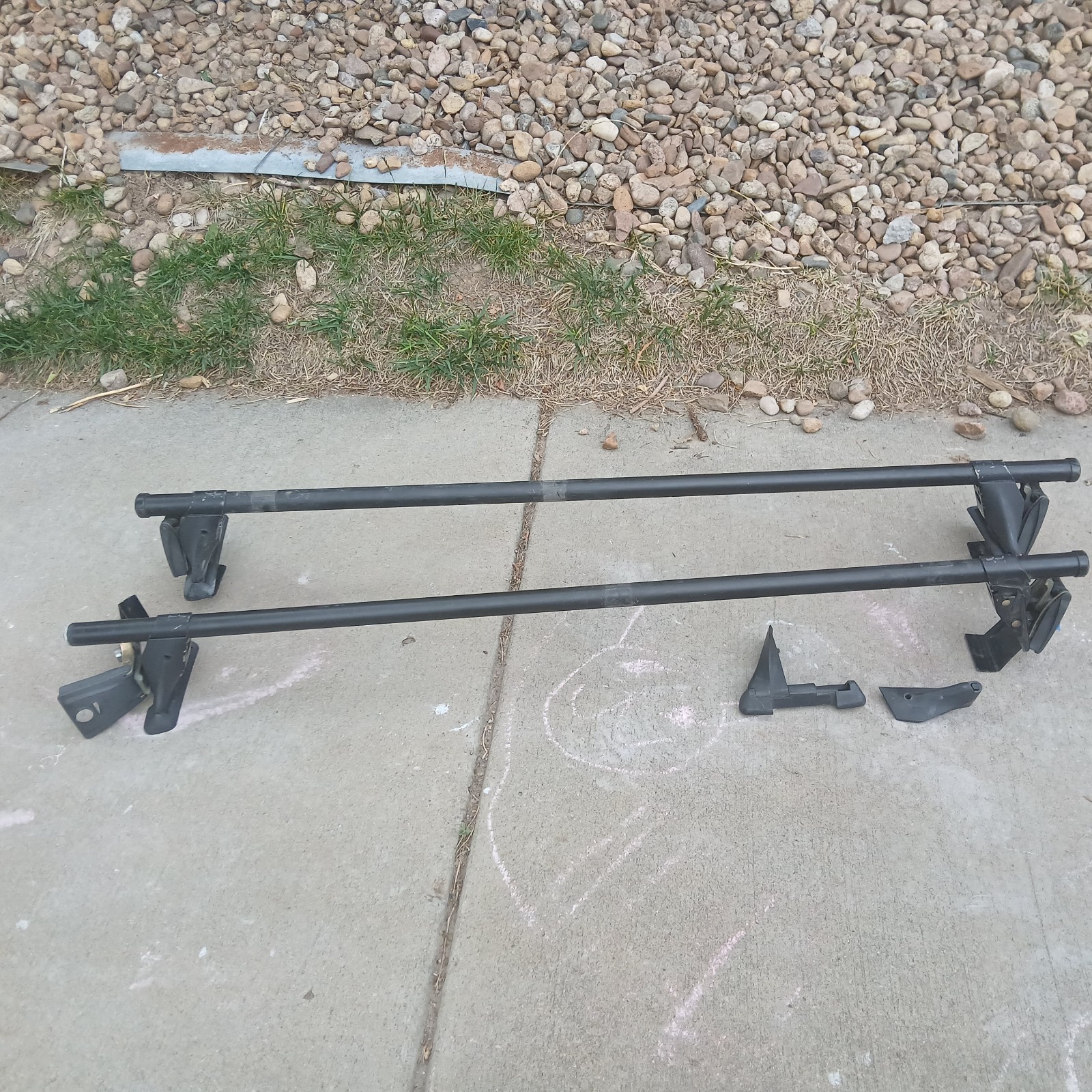 48” Yakima round bar cross bar system w/Yakima Q-Towers 48” Yakima round bar cross bar system w/Yakima Q-Towers