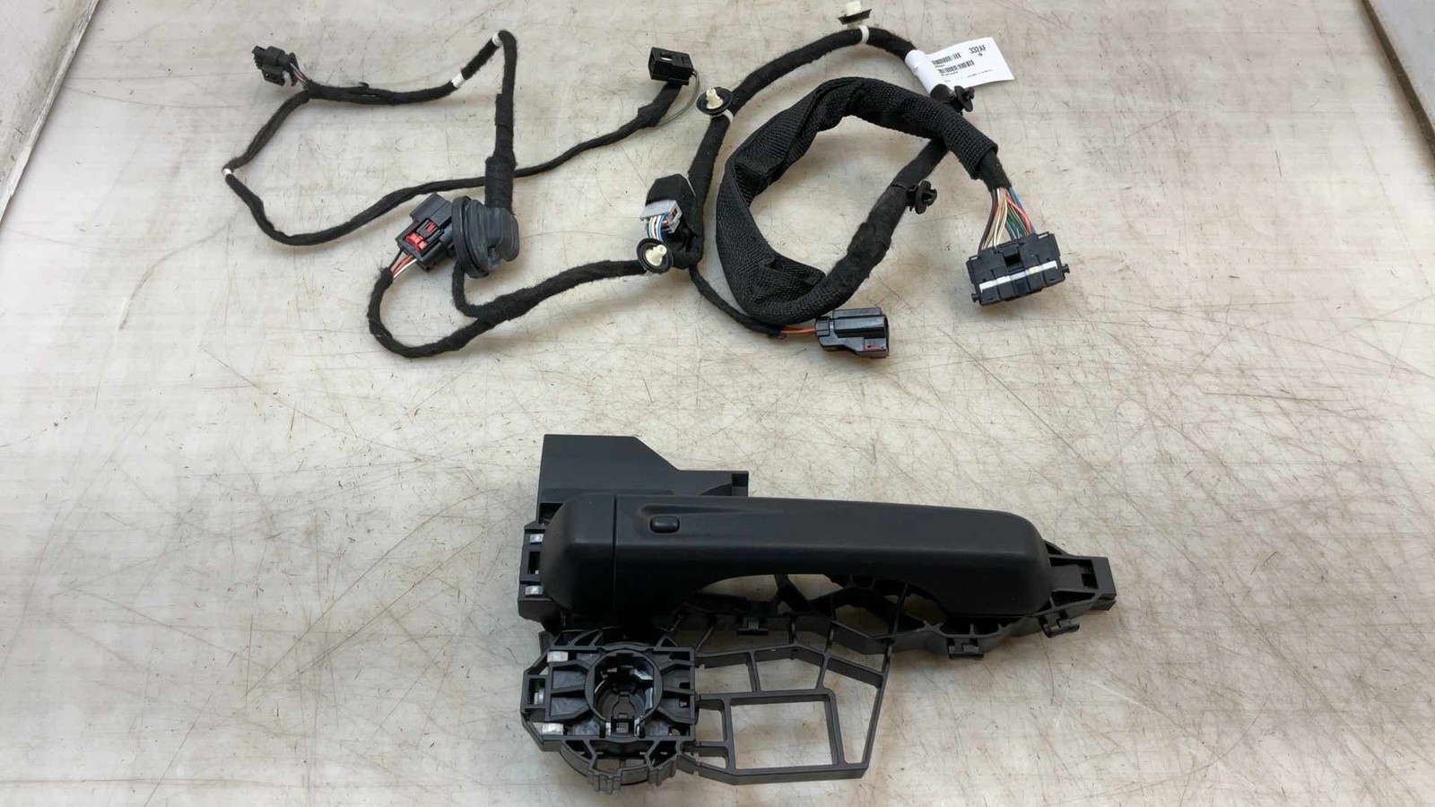 Jeep Wrangler JL OEM Passive Passenger Right Front Outer Door Handle 2018 192567 Jeep Wrangler JL OEM Passive Passenger Right Front Outer Door Handle 2018 192567