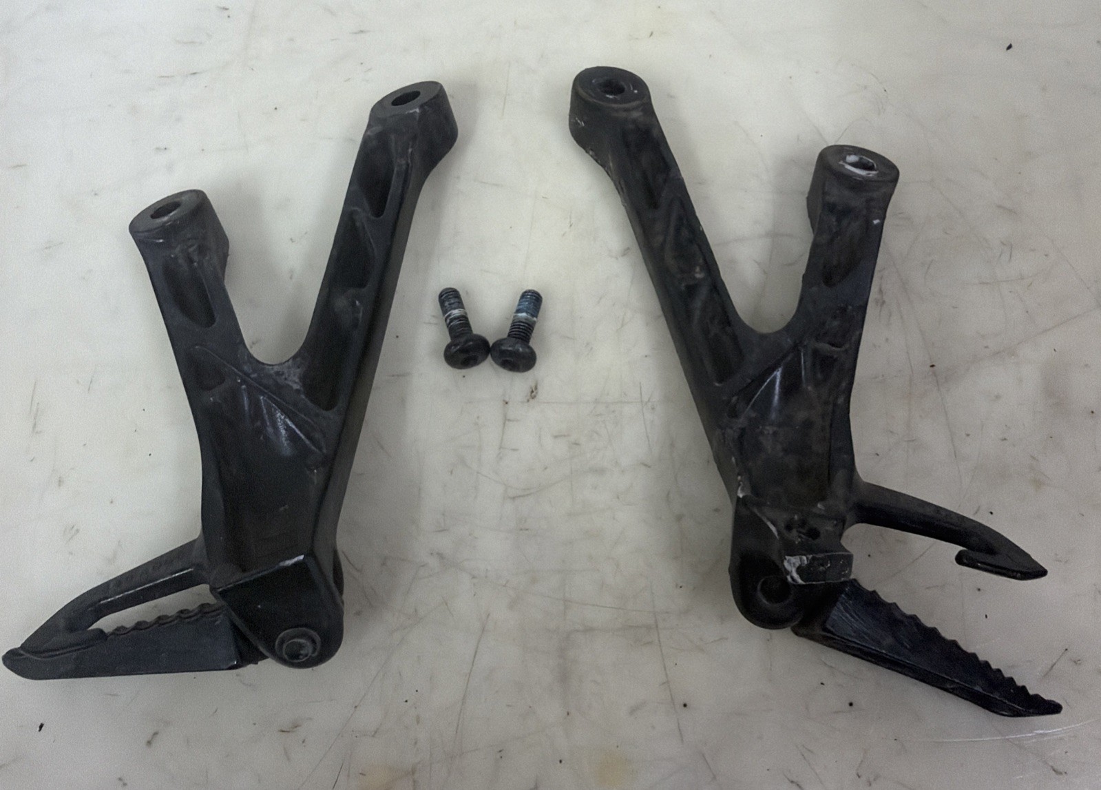 2017 - 2024 SUZUKI GSXR1000 R OEM PASSENGER PEG SET REAR FOOT REST RIGHT LEFT