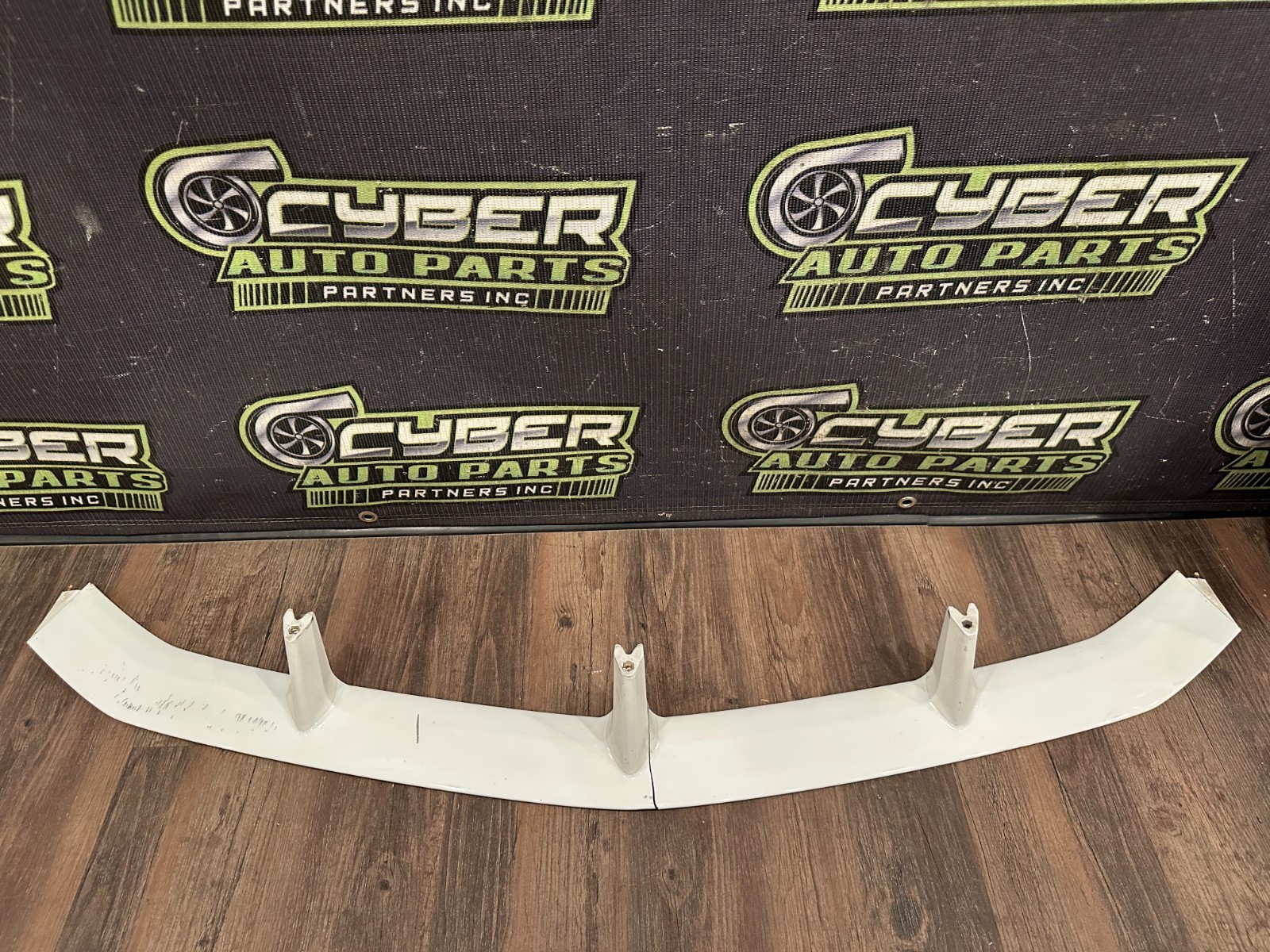 2018 LAMBORGHINI URUS FRONT BUMPER SPOILER OEM *CRACKED #5*
