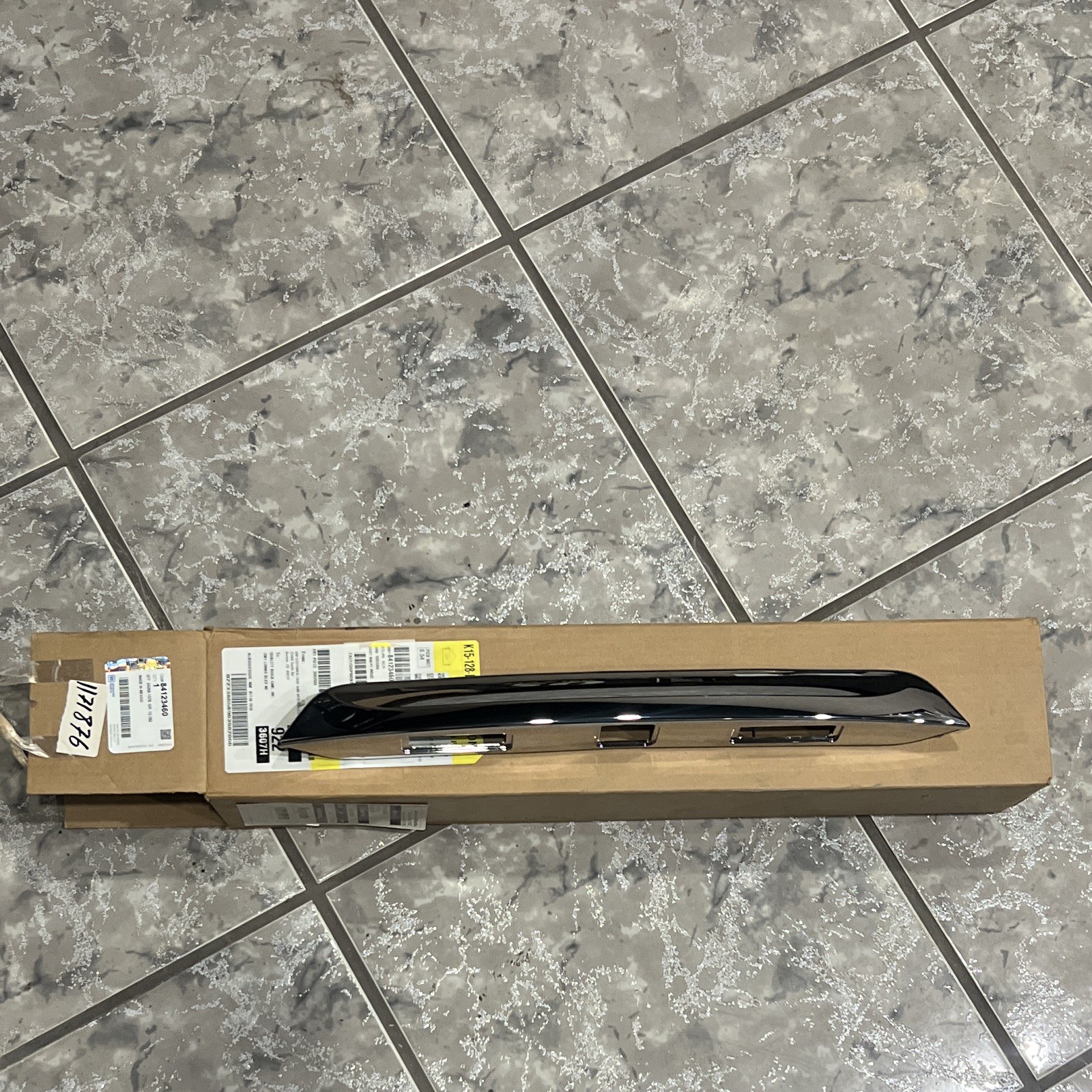 OEM2018-2024 GMC Terrain Exterior Chrome Rear Closure Center Applique (84123460) OEM2018-2024 GMC Terrain Exterior Chrome Rear Closure Center Applique (84123460)