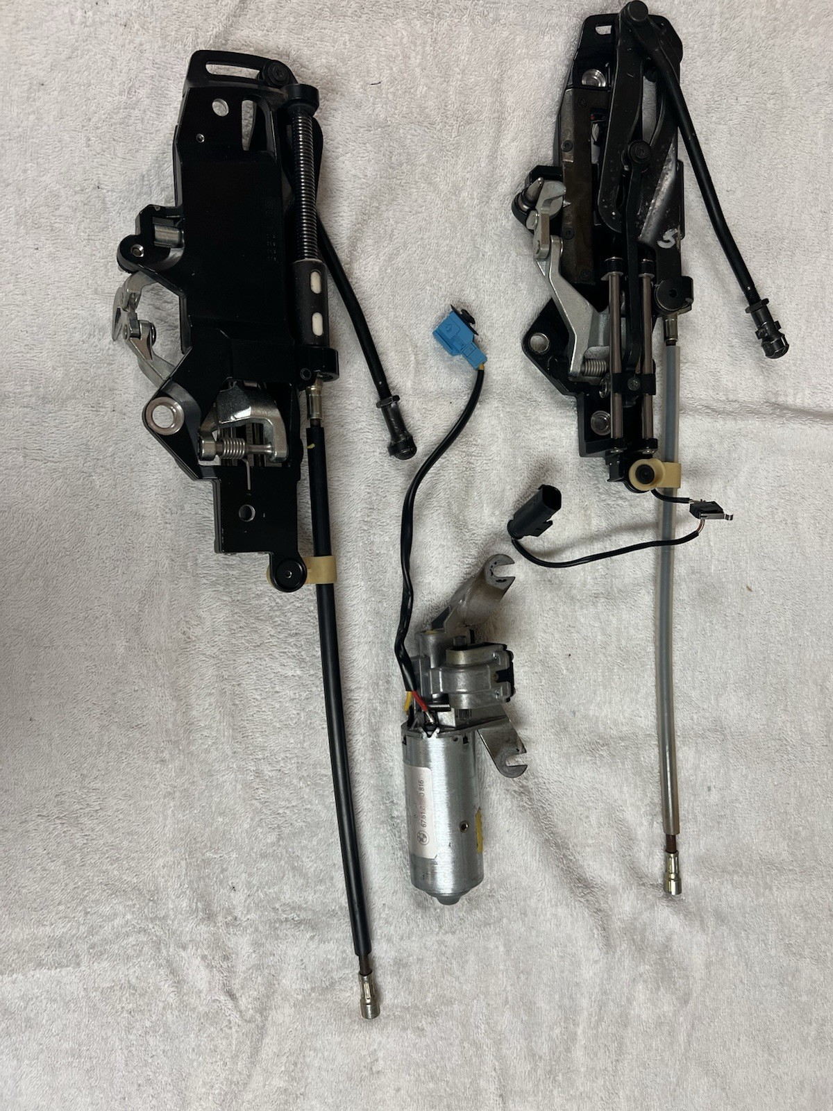 BMW E36 Convertible Power Folding Top Compartment Latch Pair ‘94-99 Used BMW E36 Convertible Power Folding Top Compartment Latch Pair ‘94-99 Used