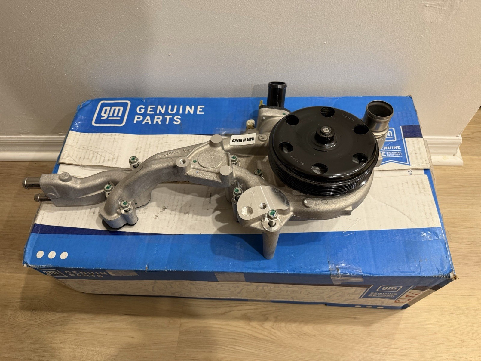 Genuine GM OEM 12685257 Engine Water Pump Assembly w/ Manifold NEW NOS