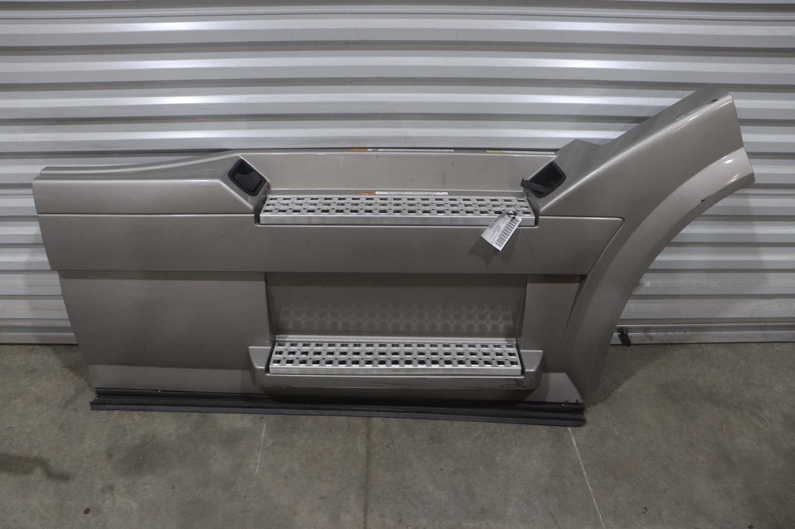 2012-2017 VOLVO VNL 780 FRONT RIGHT PASSENGER STEP FAIRING PANEL 82488537 OEM