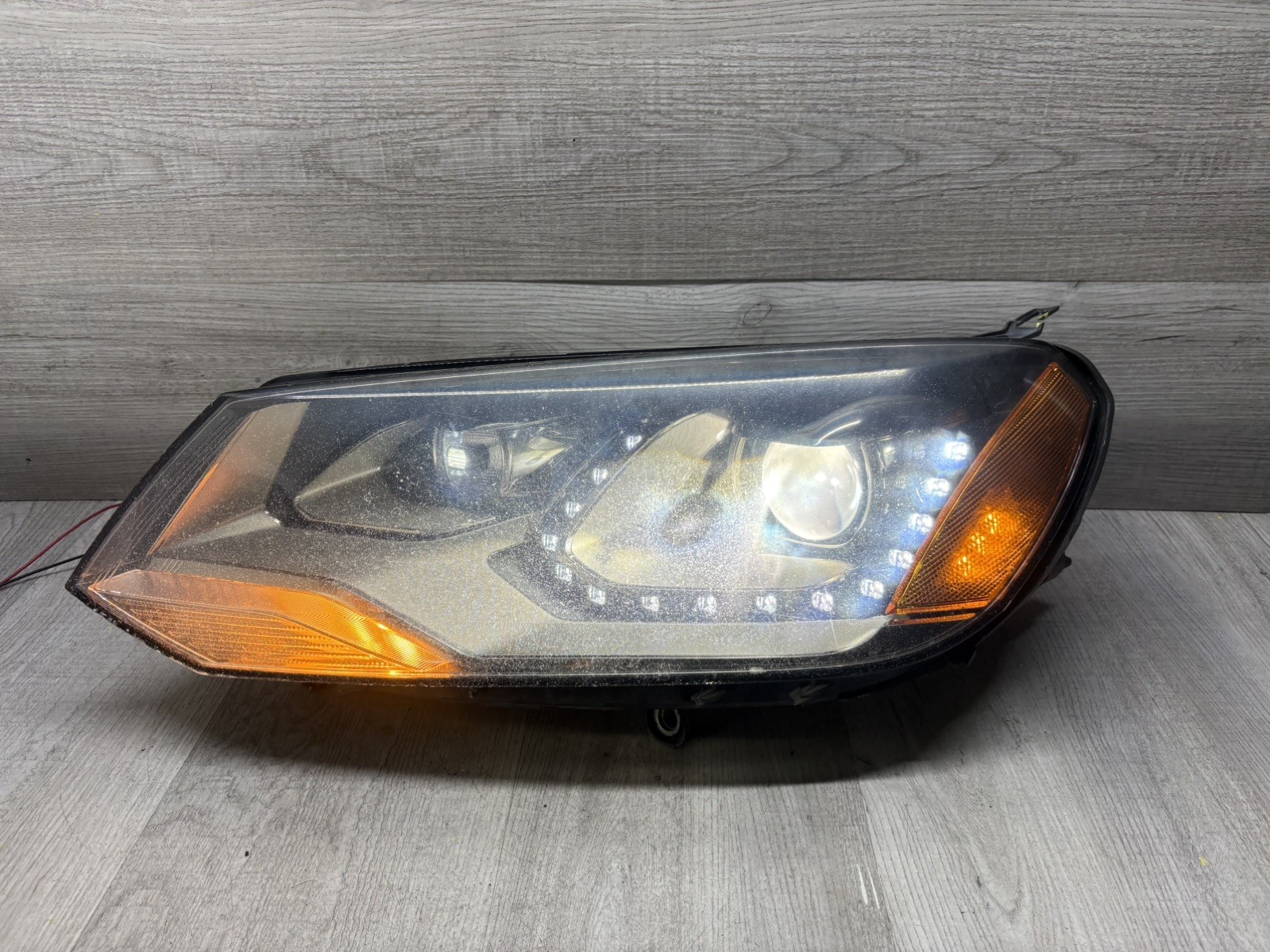 2011-2014 Volkswagen Touareg Front Left Driver Xenon Headlight Assembly ((14))