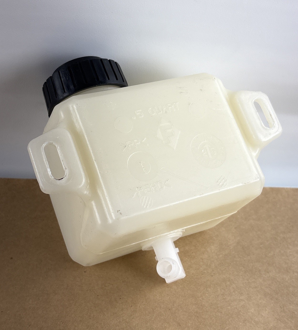 5 Quart Polypropylene Plastic Fluid Reservoir Tank w/ Black Cap & Mounting Tabs