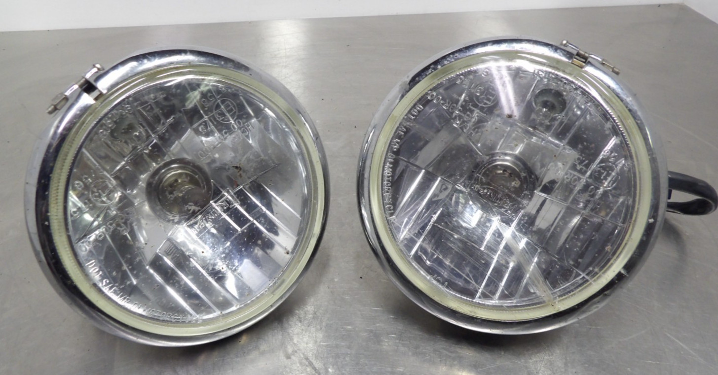 05-07 Triumph Speed Triple 1050 headlight set -1 is lightly damaged, works