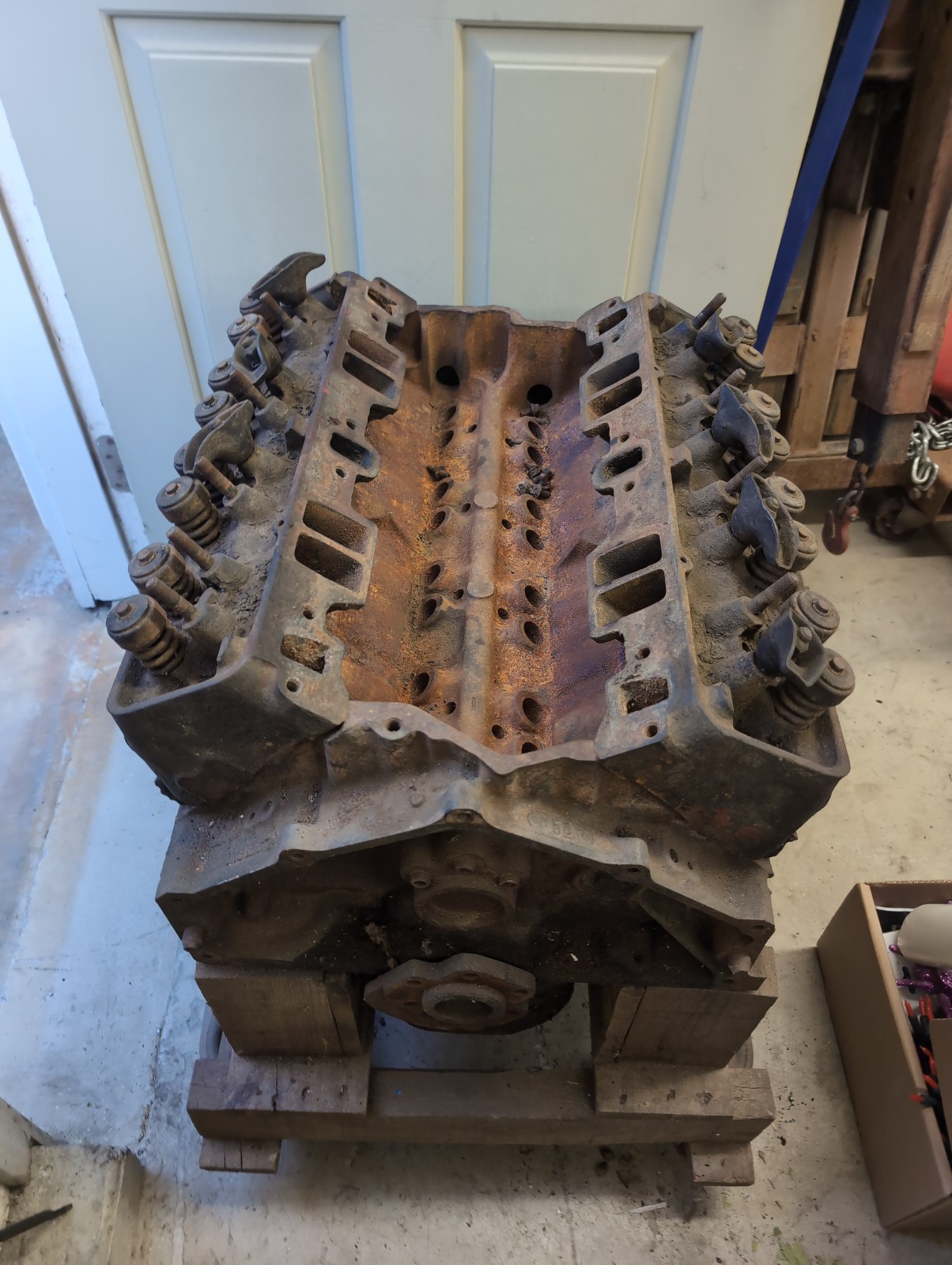 350 Engine block (C/N:14010207) with 2 Chevy (8917291) Hump Heads