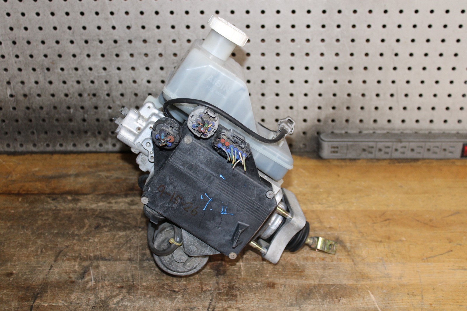 01-02 Mitsubishi Montero OEM AISIN Hydraulic ABS Anti Lock Brake Pump Booster 01-02 Mitsubishi Montero OEM AISIN Hydraulic ABS Anti Lock Brake Pump Booster