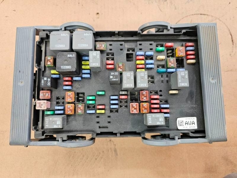 2010-2013 Chevy Silverado 1500 Engine Fuse Box Assembly OEM