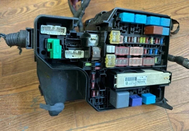 2011-2016 Toyota Sienna Engine Fuse Box Assembly OEM
