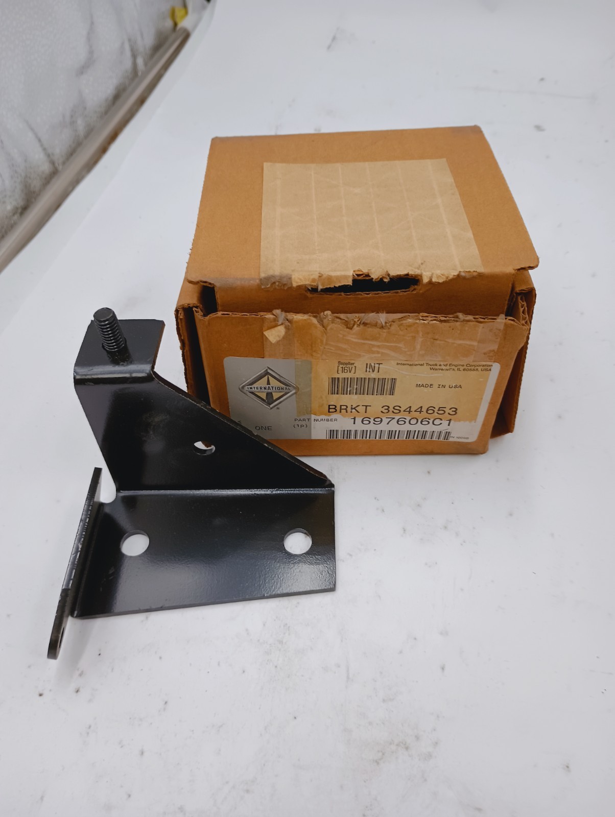 GENUINE NAVISTAR INTERNATIONAL TRUCK 1697606C1 BRACKET 3S44653 OEM NEW 