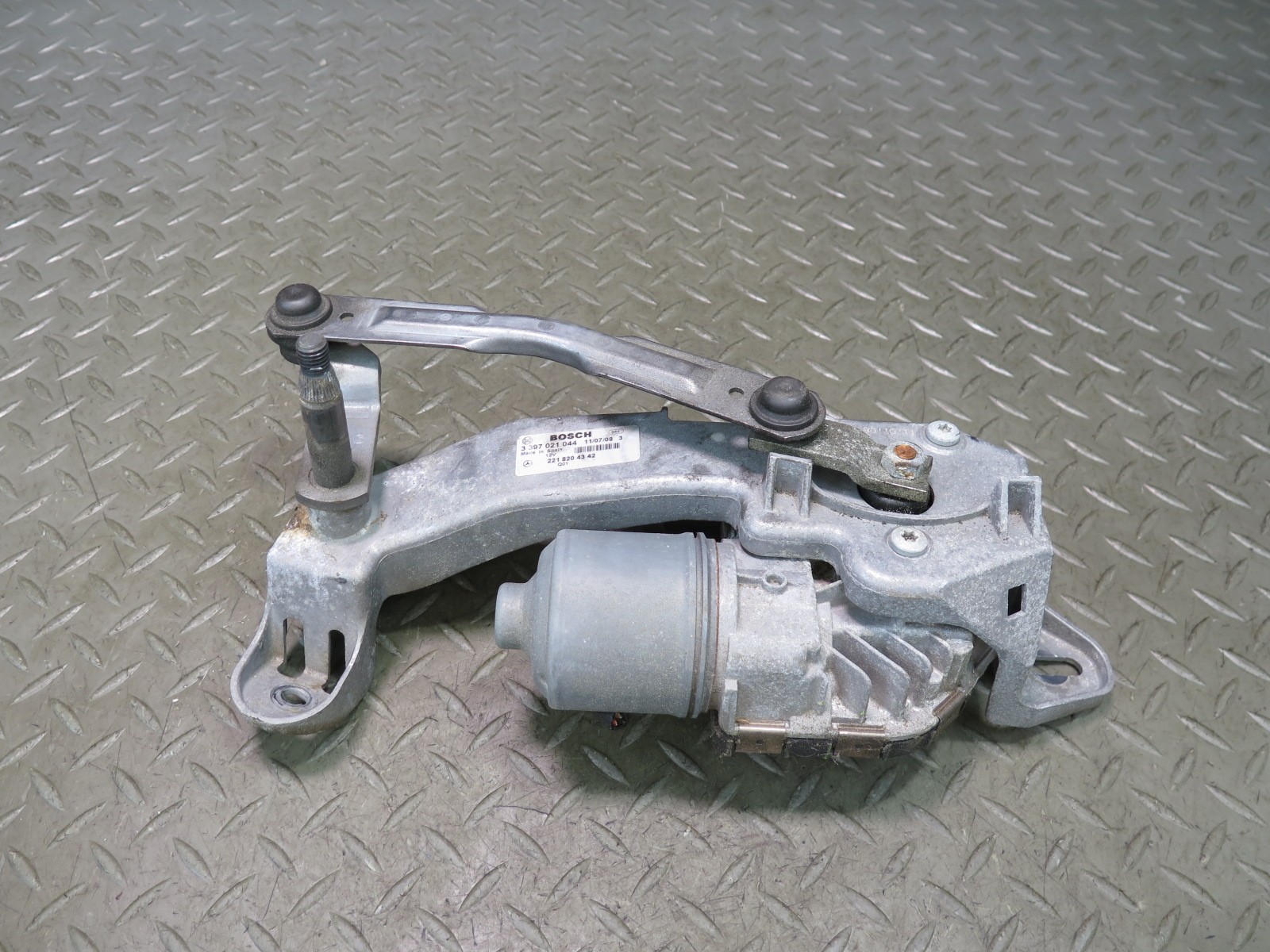 07-13 MERCEDES W221 S-CLASS FRONT WINDSHIELD LEFT WIPER LINKAGE W MOTOR OEM
