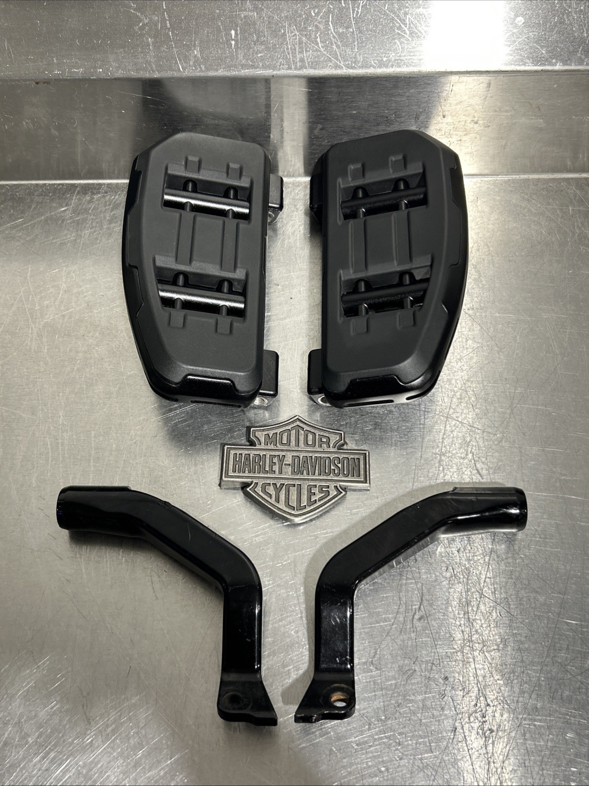 2024 - 2026 OEM ROAD STREET GLIDE CVO ST SWITCHBACK DRIVER FLOORBOARDS GOOD USED 2024 - 2026 OEM ROAD STREET GLIDE CVO ST SWITCHBACK DRIVER FLOORBOARDS GOOD USED