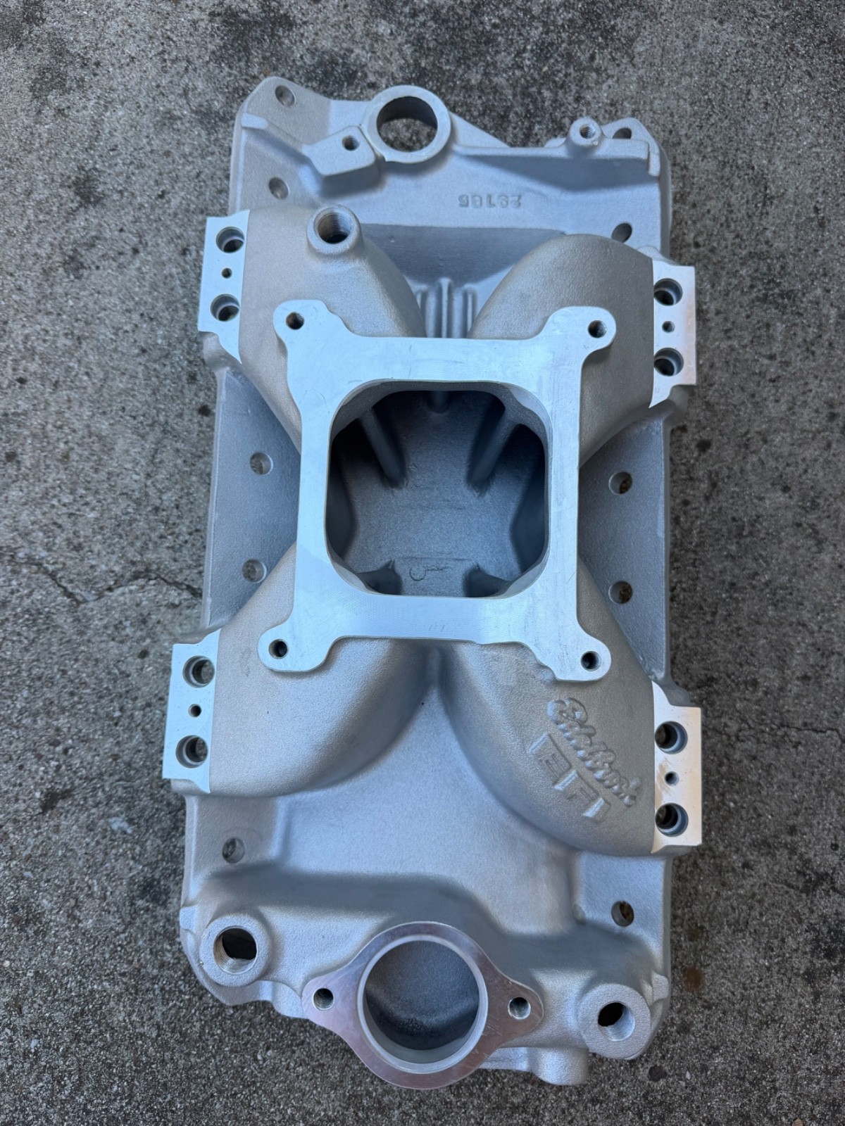 edelbrock Victor E efi sbc intake 29785