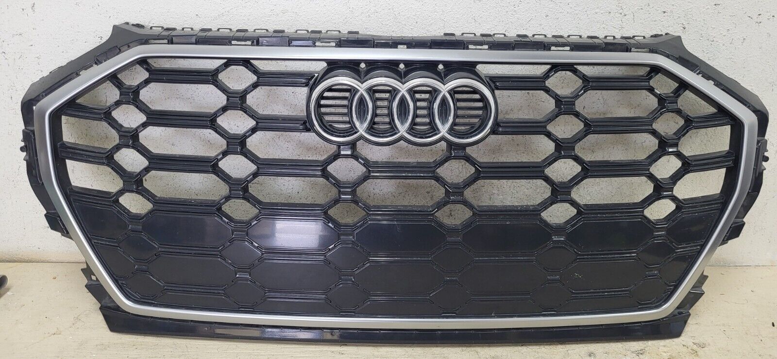 2021-2023 AUDI Q5 / SQ5 GRILLE ASSEMBLY USED OEM  * DC3305