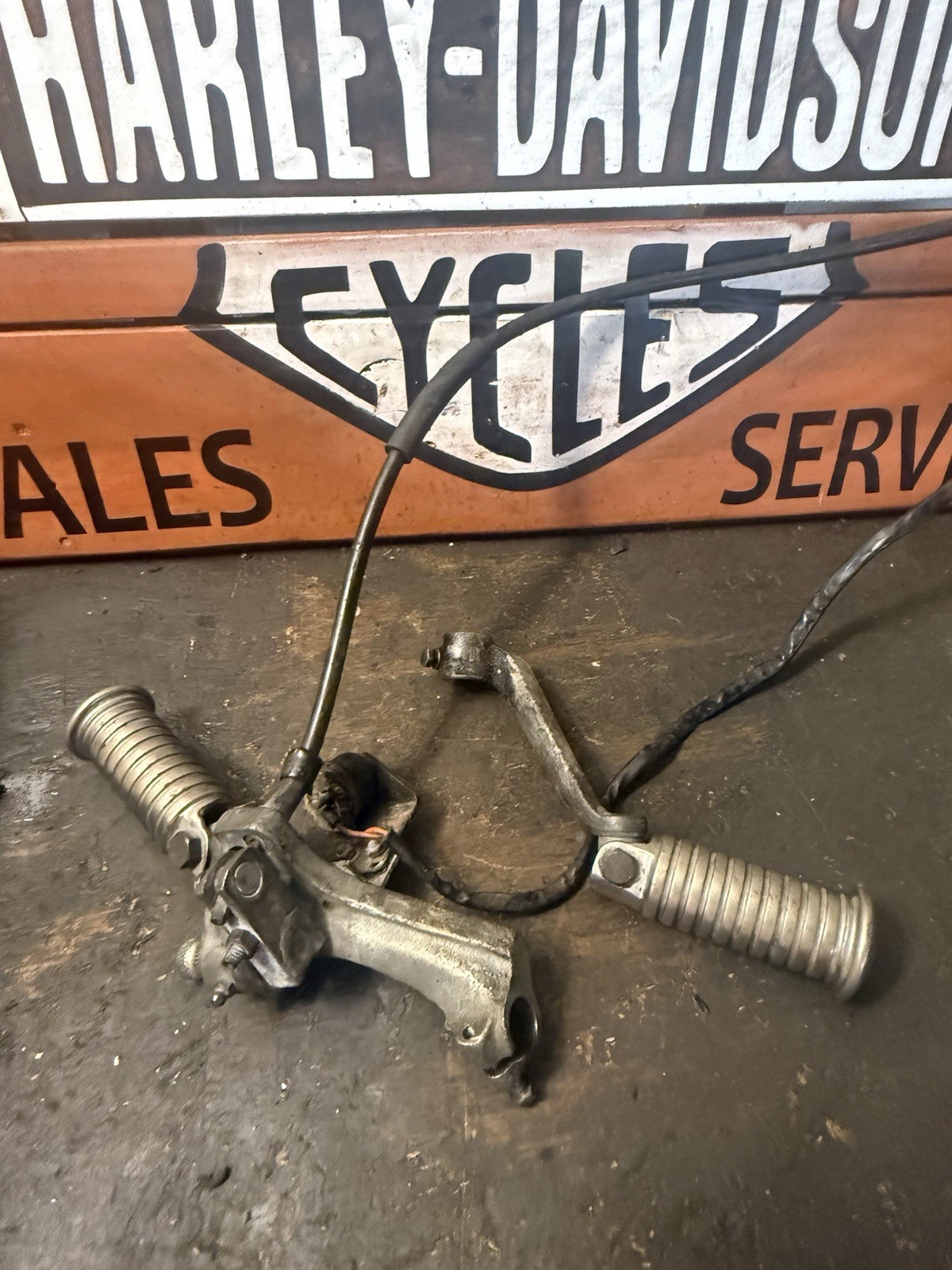 Harley OEM Ironhead Sportster 1975-76 Rear Mid Control Brake Pegs 43i Harley OEM Ironhead Sportster 1975-76 Rear Mid Control Brake Pegs 43i