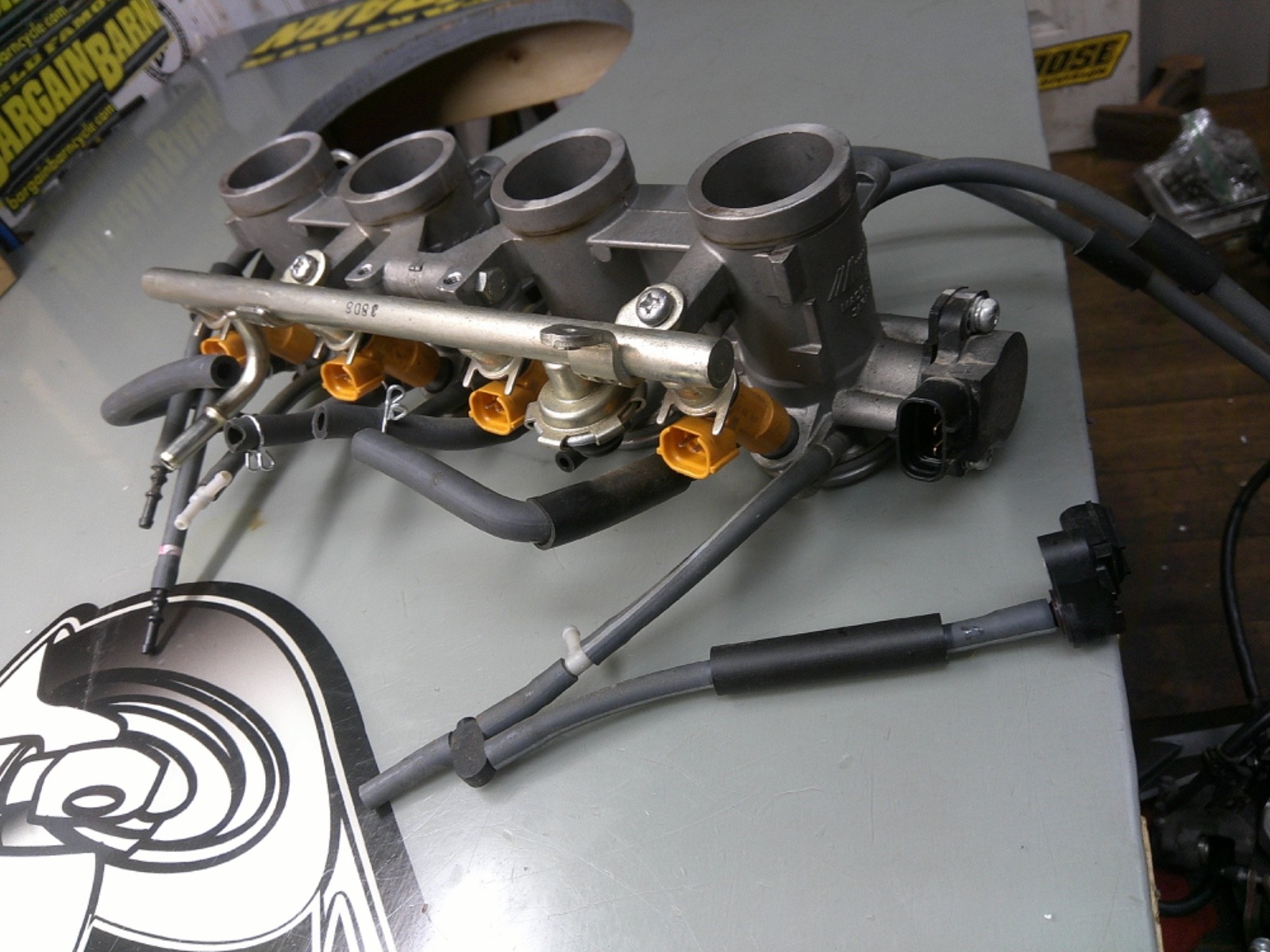 09-17 YAMAHA FZ6R OEM MAIN FUEL INJECTORS / THROTTLE BODIES